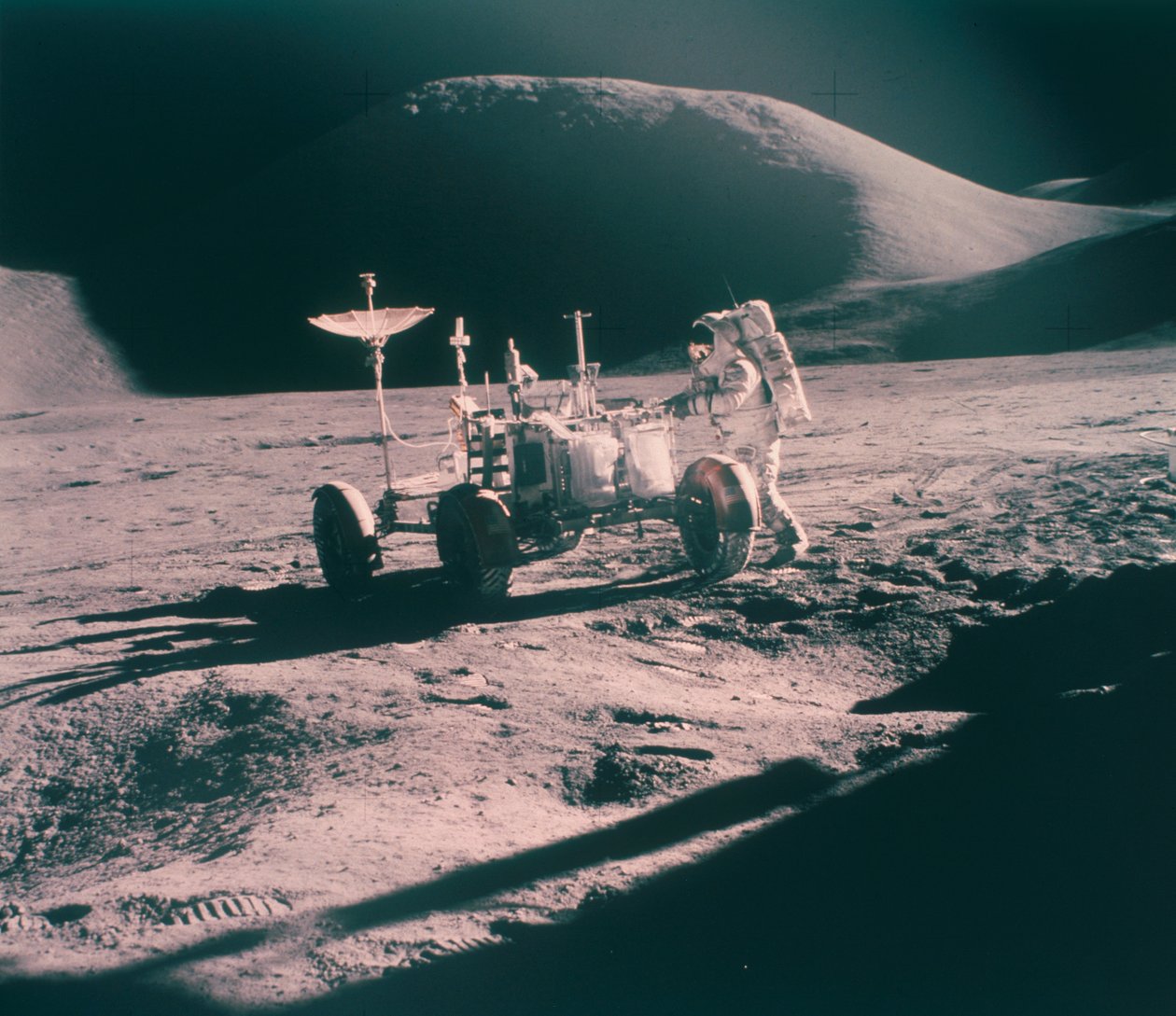 James Irwin, az Apollo 15 űrhajósa a Lunar Roverrel, 1971. augusztus alkotó: Unbekannt