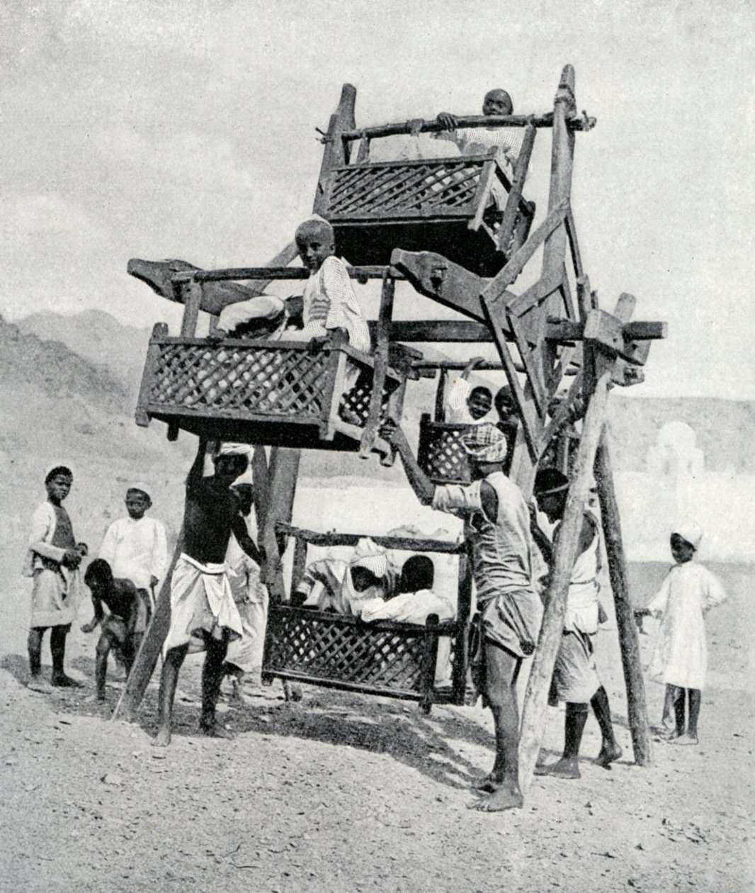 Arab gyerekek élvezik a nagy kereket, 1922 alkotó: Unbekannt