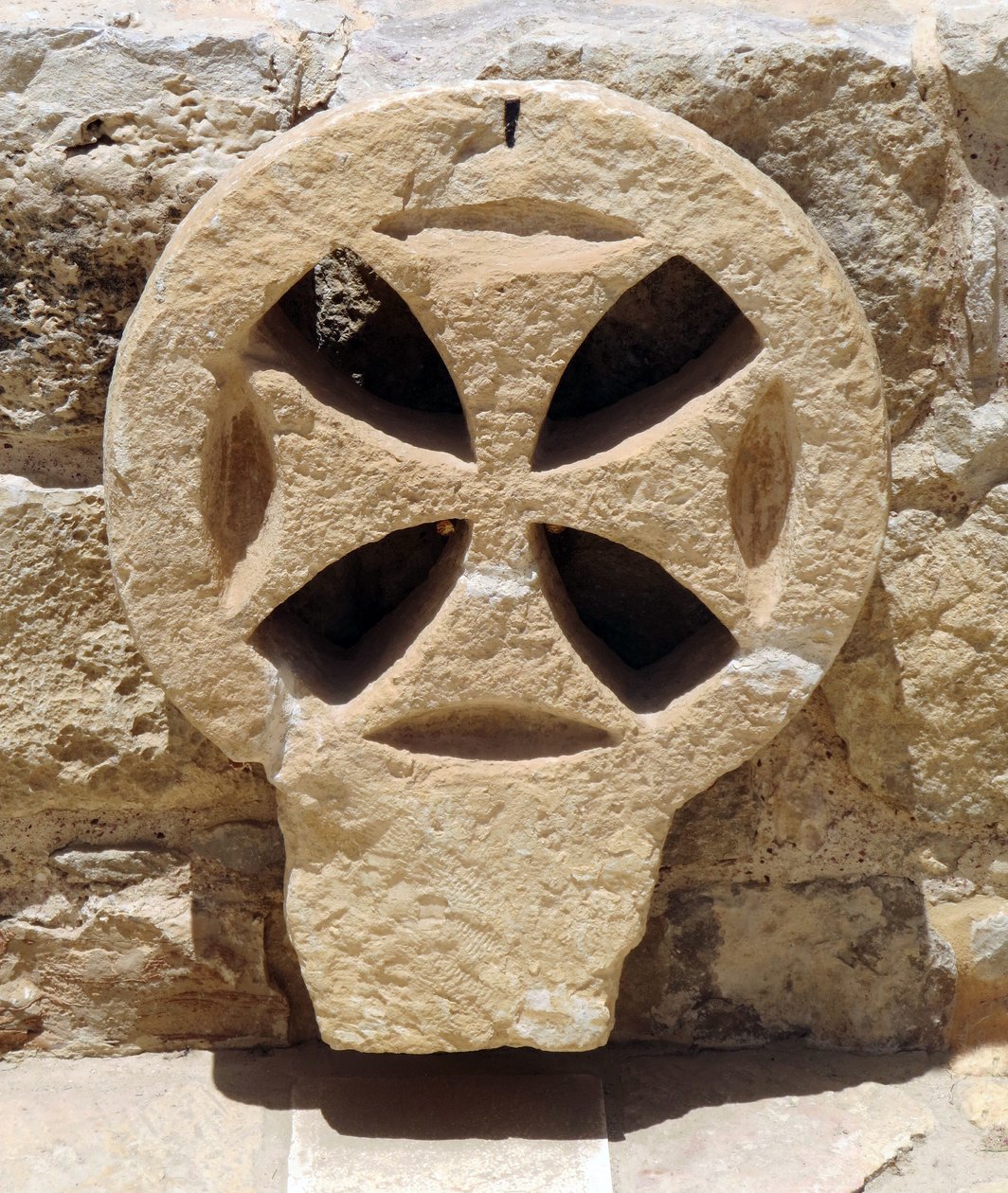 Építészeti ablakrészlet egy bizánci templomból Júdea és Szamária térségében, Ciszjordánia (kő) alkotó: Unbekannt