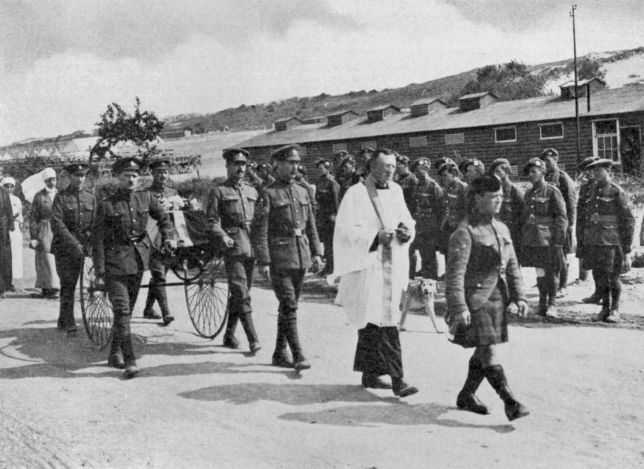 Katonai lelkész az 1918-as Etables melletti brit támaszponton légitámadásban meghalt nővér temetésére szolgál. alkotó: Unbekannt