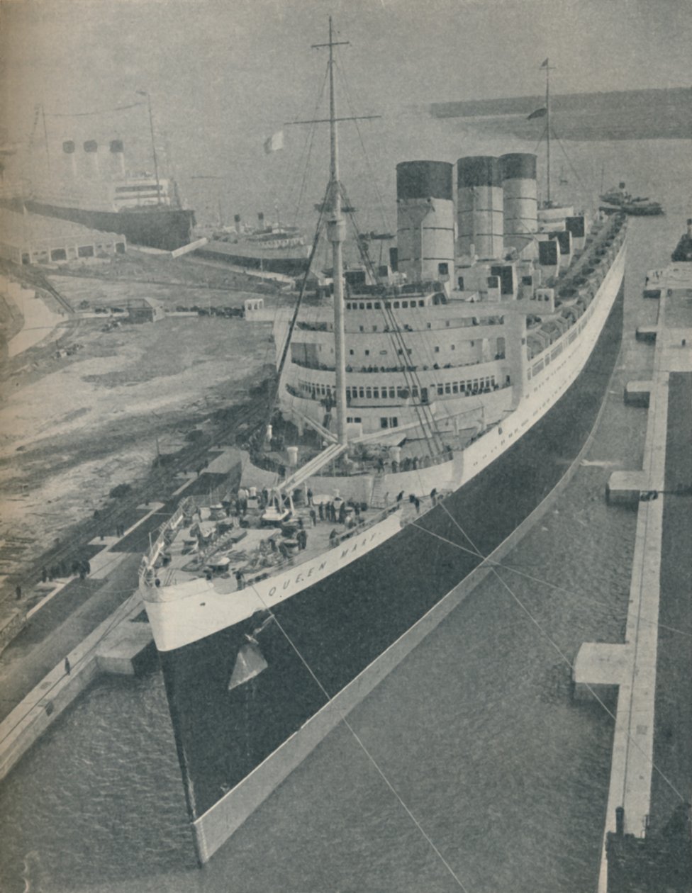 Az RMS Cunard White Star utasszállító Queen Mary érkezése a King George V Graving Dockba, 1936 alkotó: Unbekannt