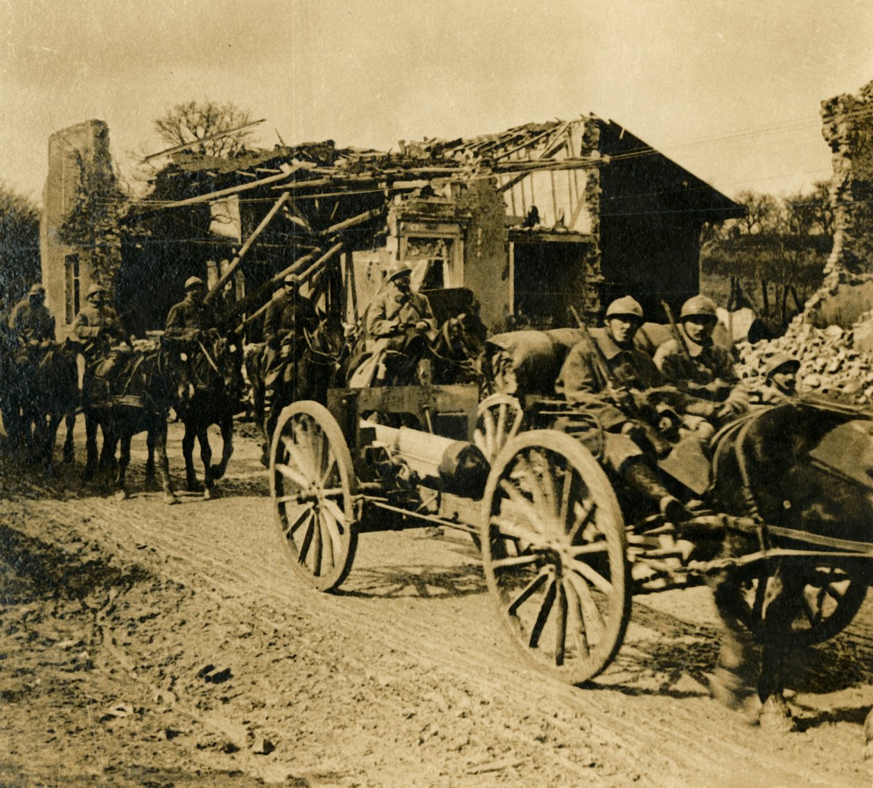 Tüzérség áthaladó Beauzee-n, Észak-Franciaországban, c1914-c1918 alkotó: Unbekannt