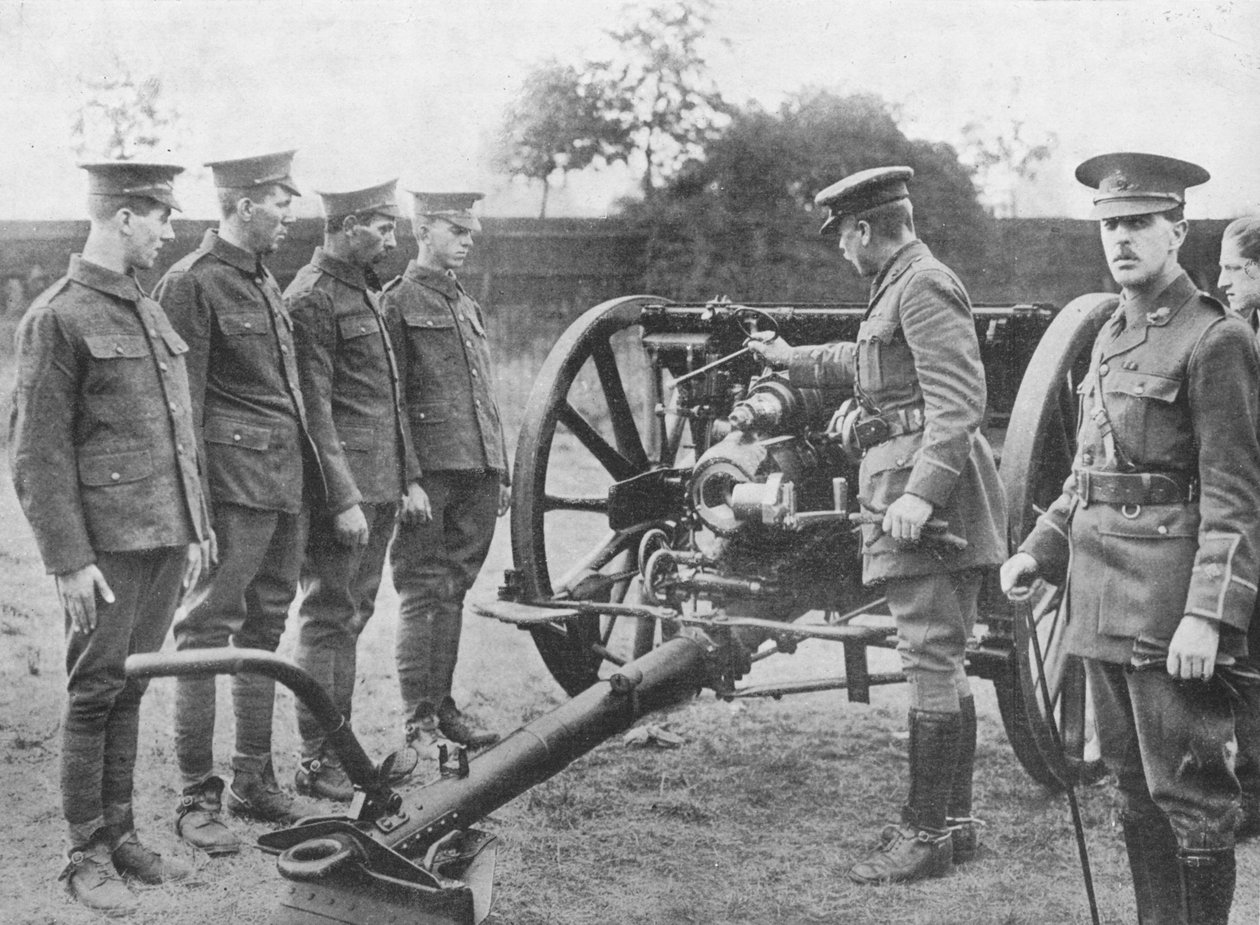 A tüzérségi újoncoknak, akiknek egy 18 font súlyú mechanizmusa van, elmagyarázták nekik, 1915 alkotó: Unbekannt