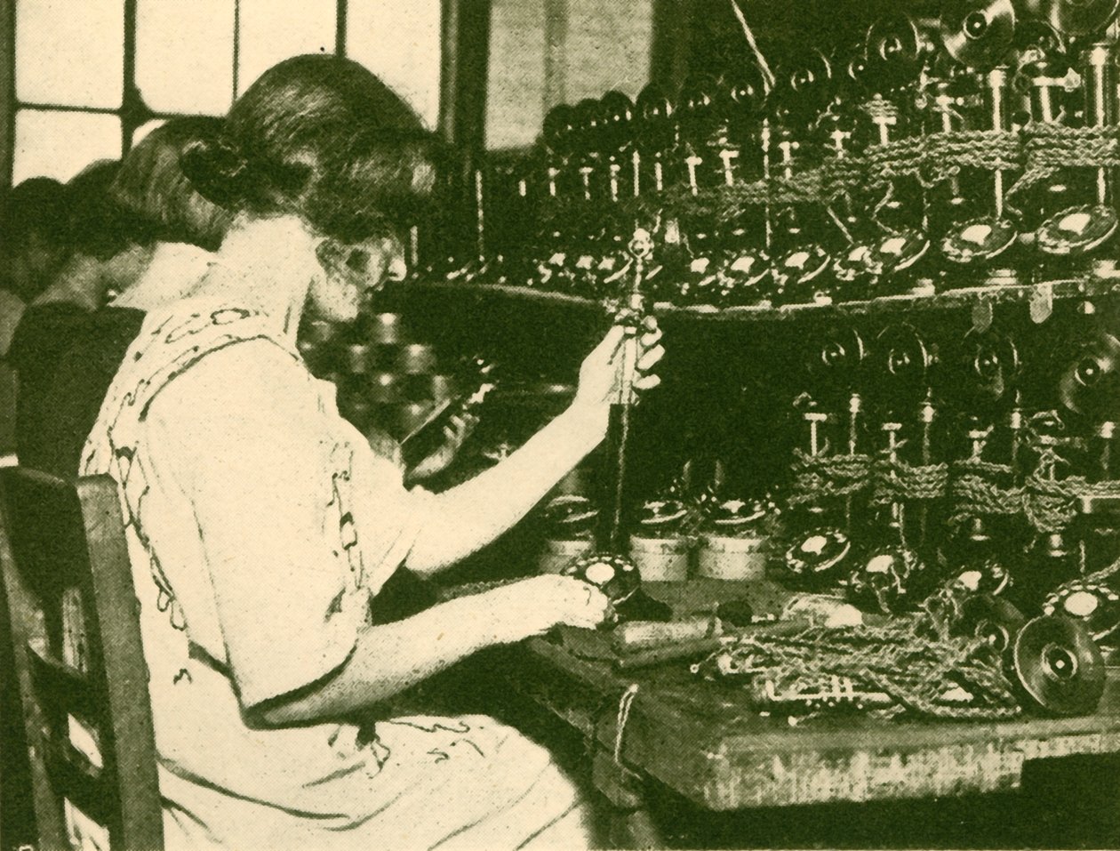 Az új automatikus telefonkészülékek összeszerelése készen az előfizetők számára, c1930. alkotó: Unbekannt