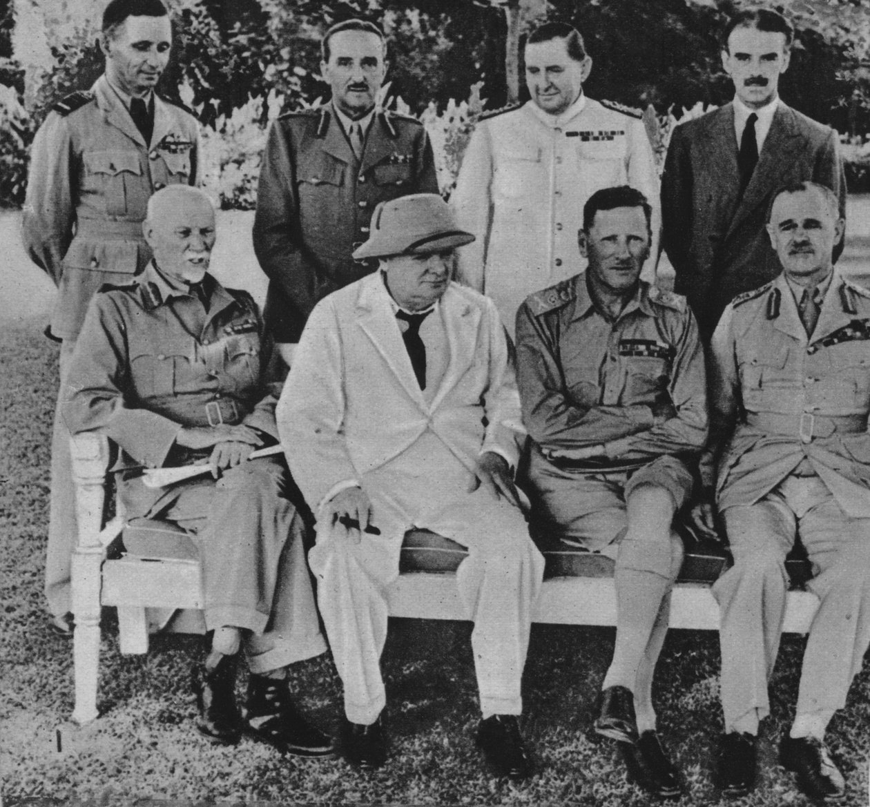 A fronton Egyiptomban: Churchill úr Kairóban a Közel-Kelet Háborús Tanácsának tagjaival, 1942 alkotó: Unbekannt