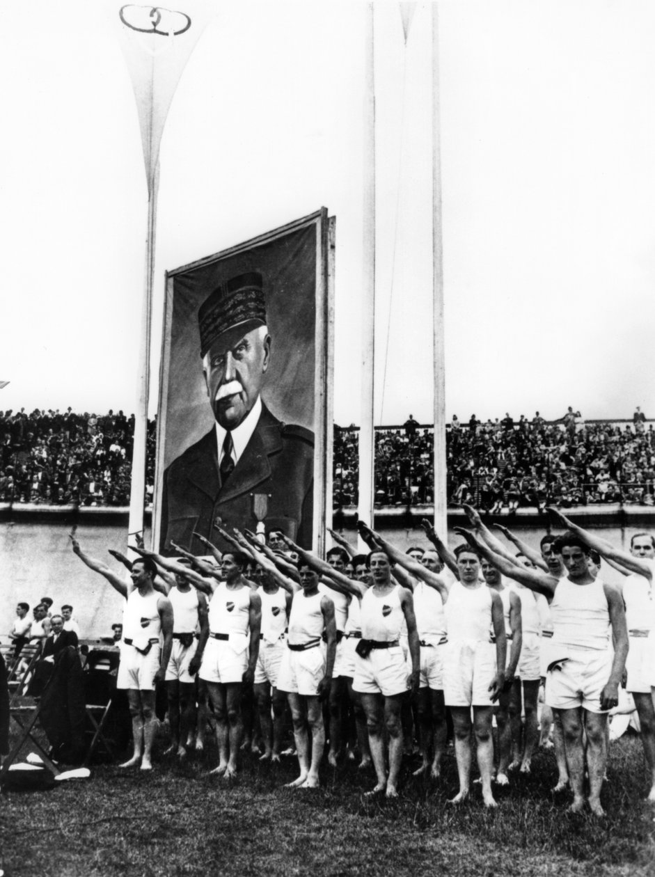 Fasiszta tisztelgést adó sportolók, Parc des Princes, Párizs, 1941 alkotó: Unbekannt