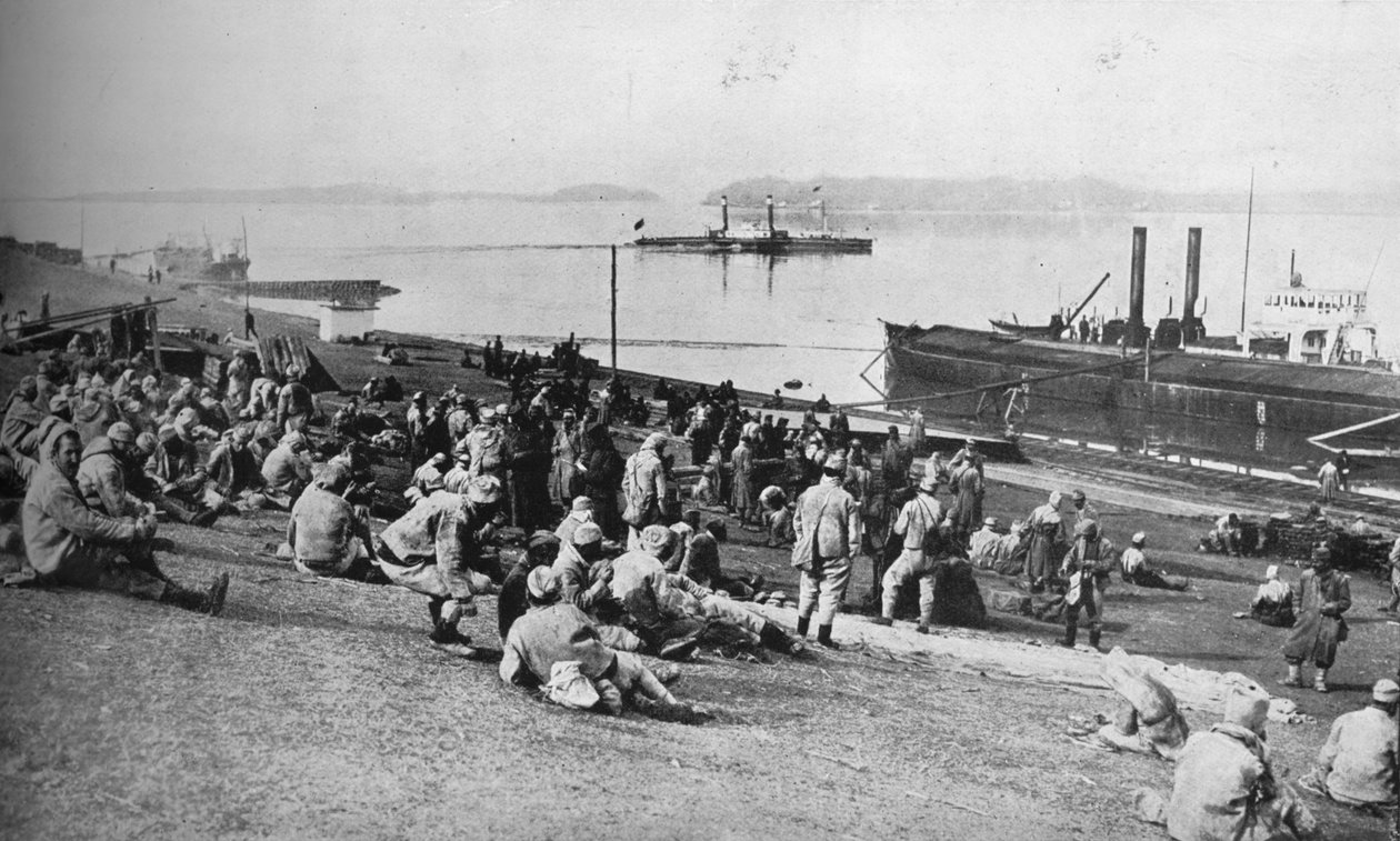 A szerbek által foglyul ejtett osztrák foglyok pihennek délben a Duna-parton, 1915. alkotó: Unbekannt