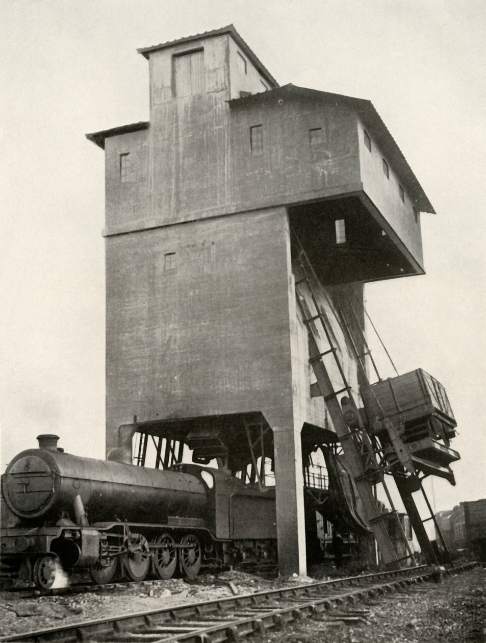 Automatikus szénezés a Hornsey állomáson, Middlesex, 1935. alkotó: Unbekannt