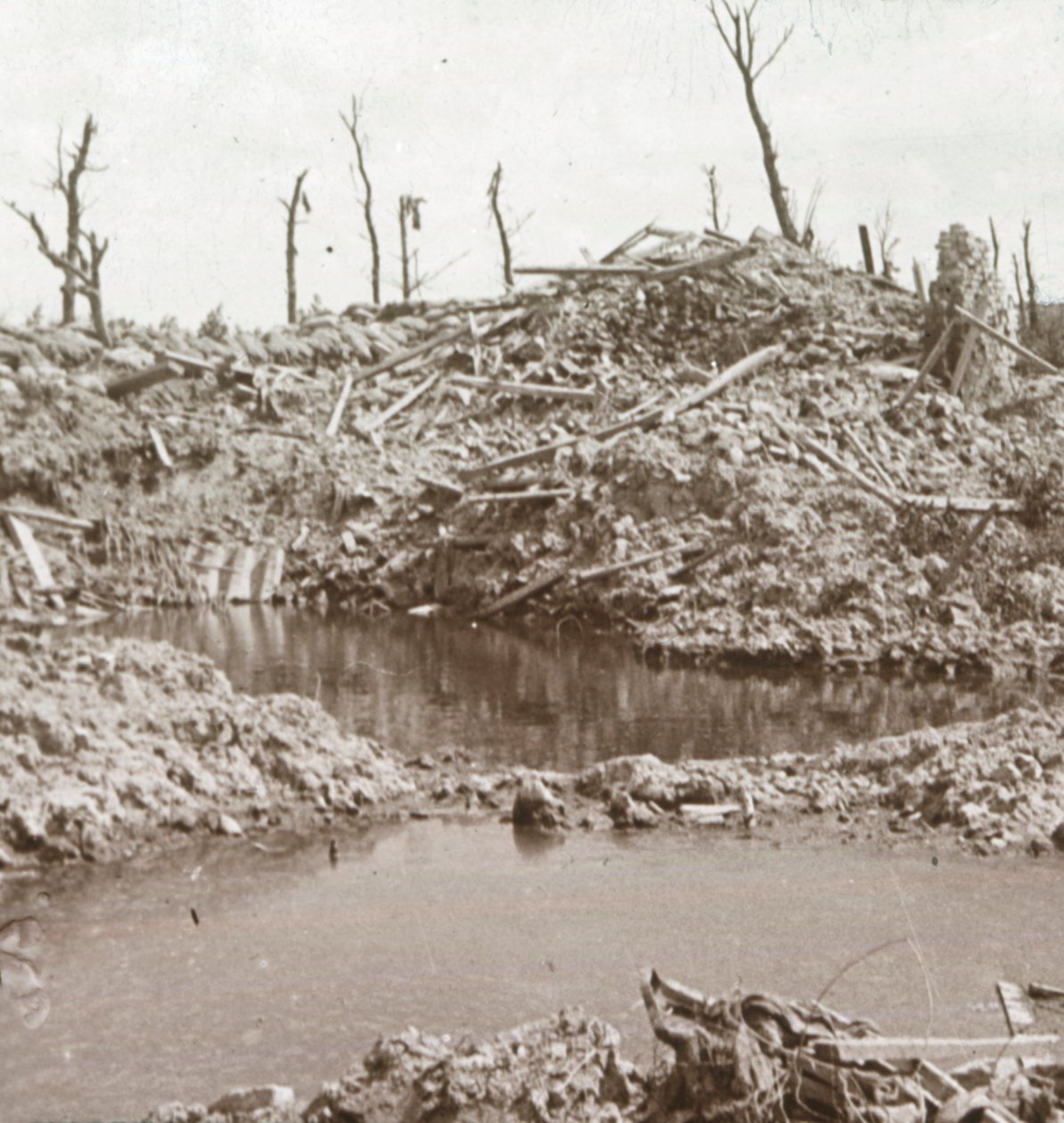 Az Yser folyó partja, Diksmuide, Belgium, c1914-c1918 alkotó: Unbekannt