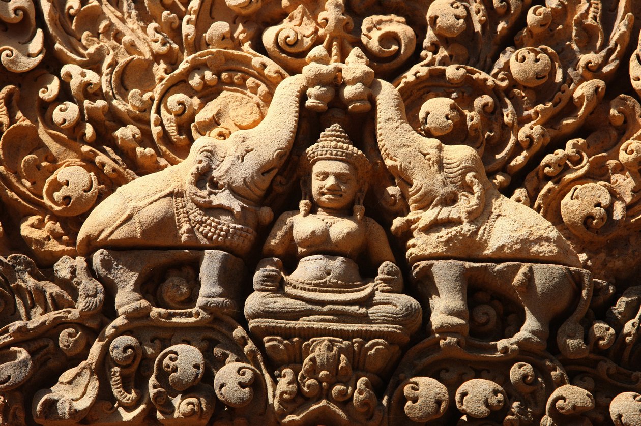 Banteay Srei templom Angkorban, Kambodzsában. Laksmit, a gazdagság hindu istennőjét és Visnu isten feleségét két elefánt meghinti szentelt vízzel Siem Reap Kambodzsában alkotó: Unbekannt