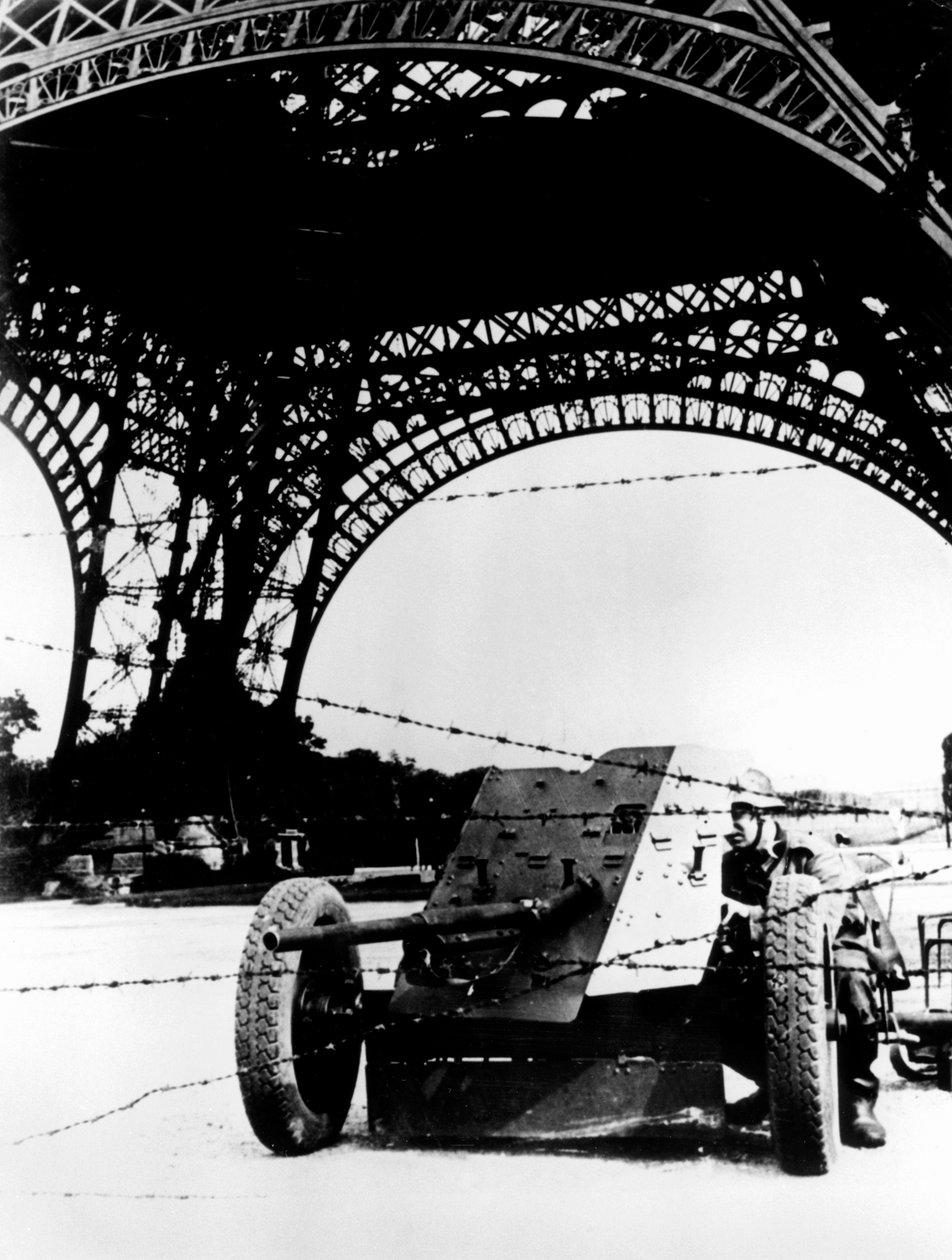 Szögesdrót és páncéltörő ágyú az Eiffel-torony alatt, a németek által megszállt Párizs, 1940-1944 alkotó: Unbekannt