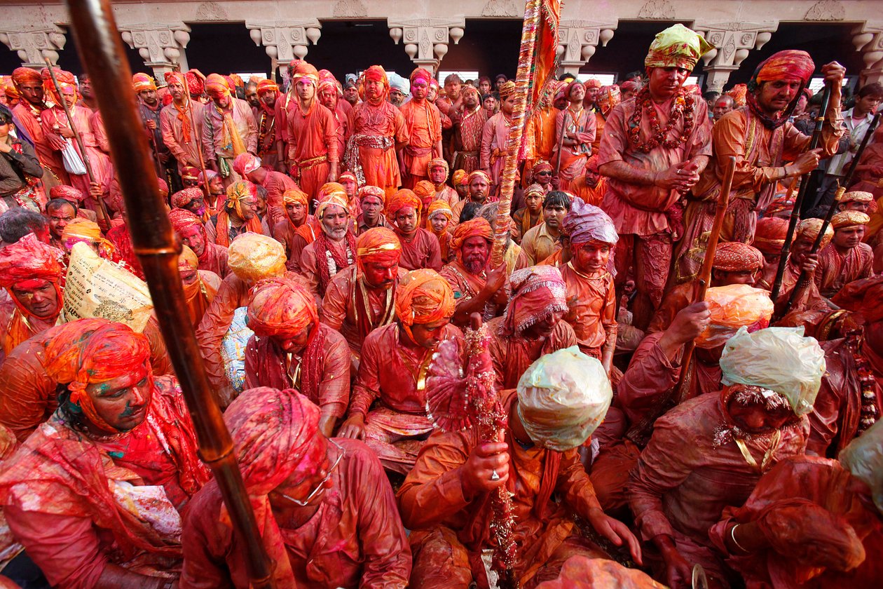 Barsana falusiak ünneplik a Holit Nandgaon Nandgaon Nande városában alkotó: Unbekannt