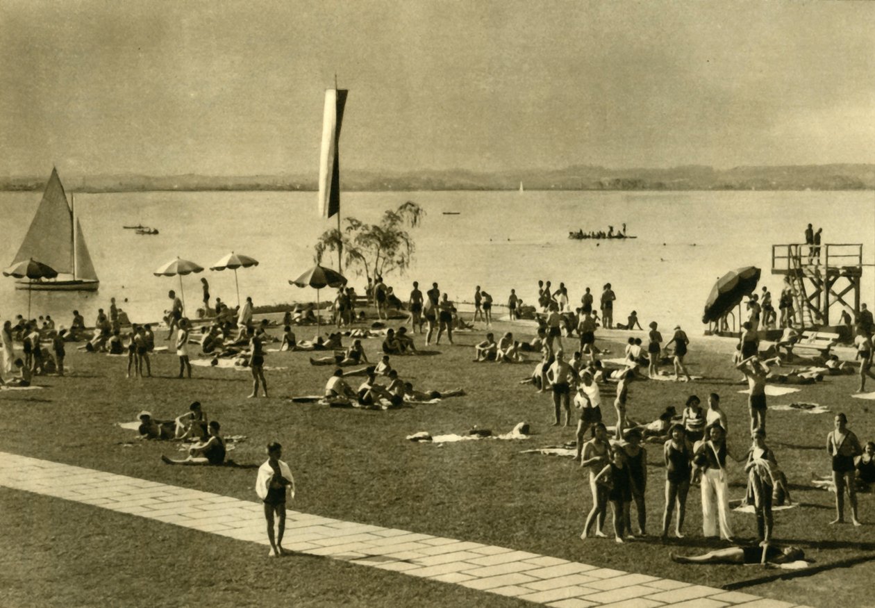 Fürdőzők a Bodeni-tó partján, Bregenz, Ausztria, c1935. alkotó: Unbekannt
