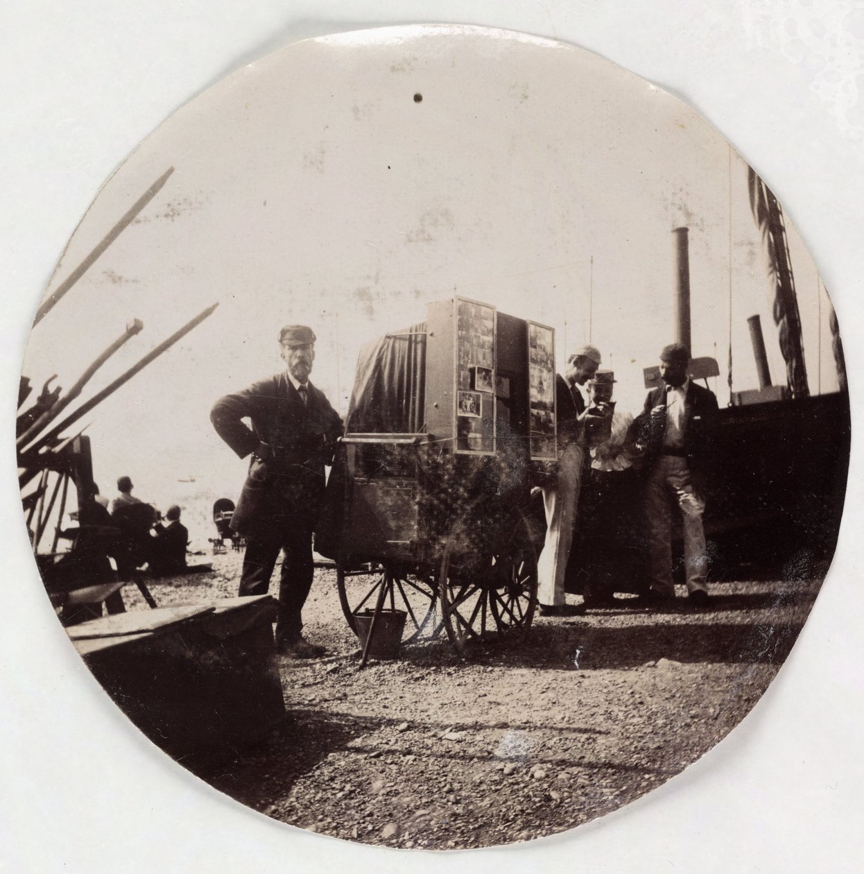 "Strandfotós", 1890. évi vers alkotó: Unbekannt