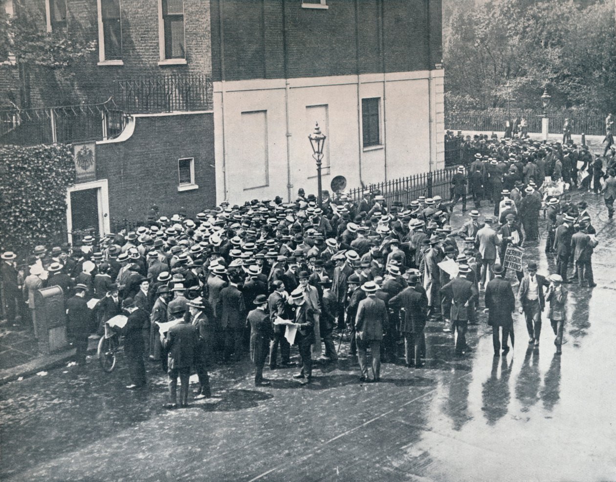 Mielőtt Anglia hadat üzent: német tartalékosok várakoztak a londoni német konzulátus előtt, 1914 alkotó: Unbekannt