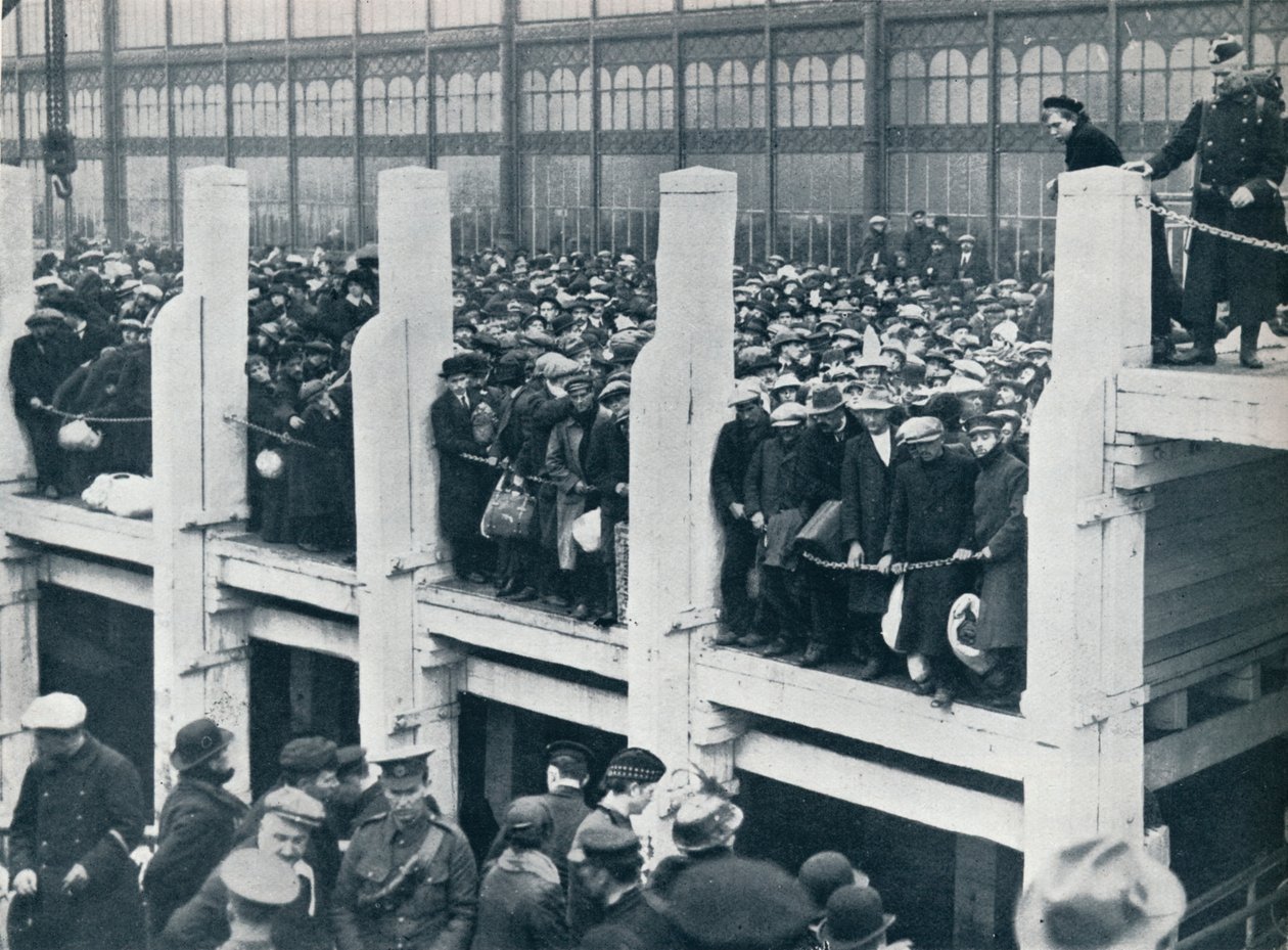 Belga menekültek az ostendei kikötőben, 1914-ben Angliába szállító hajóra várva. alkotó: Unbekannt