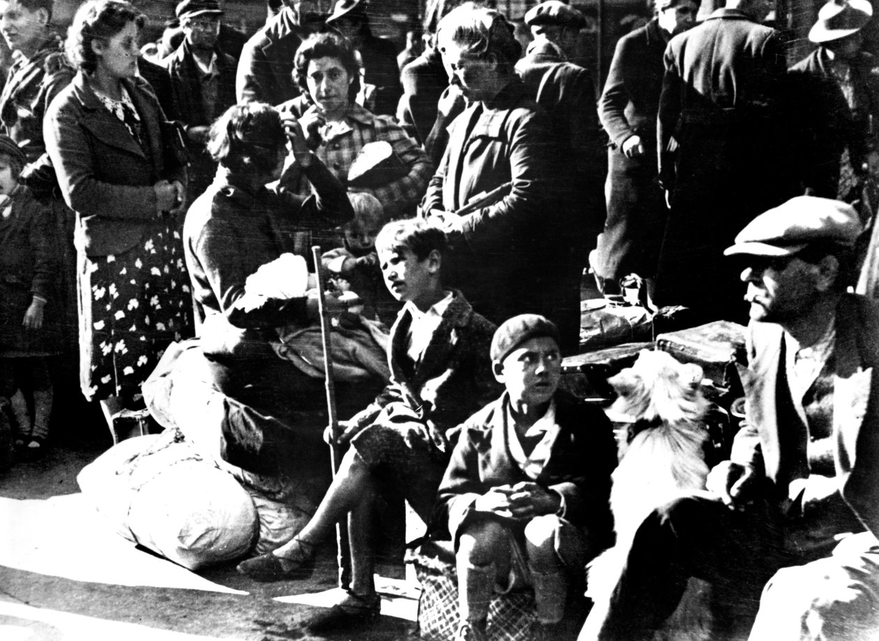 Belga menekültek kerékpárjaikkal és javaikkal a Gare du Nord mellett, Párizs, 1940. július alkotó: Unbekannt