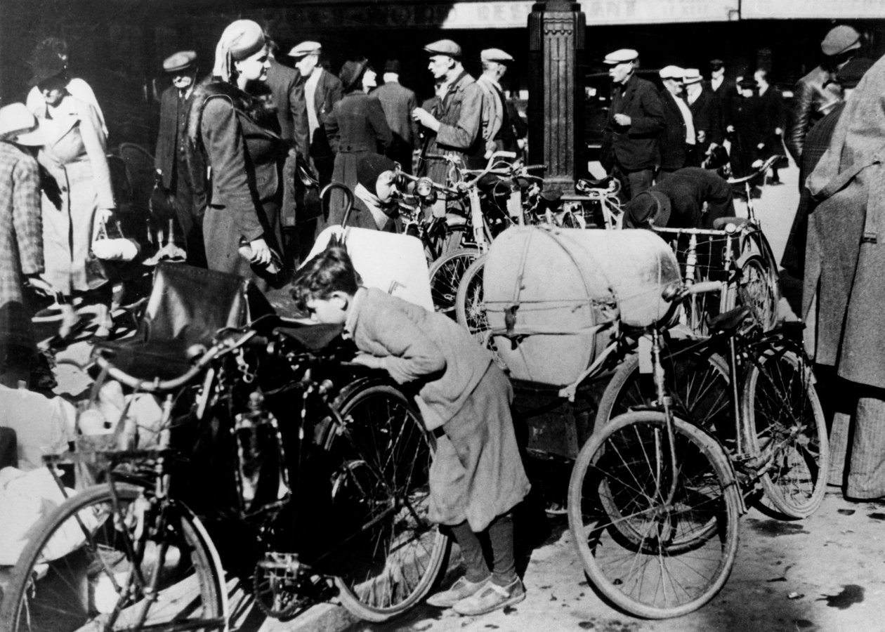 Belga menekültek kerékpárjaikkal és javaikkal a Gare du Nord mellett, Párizs, 1940. július alkotó: Unbekannt