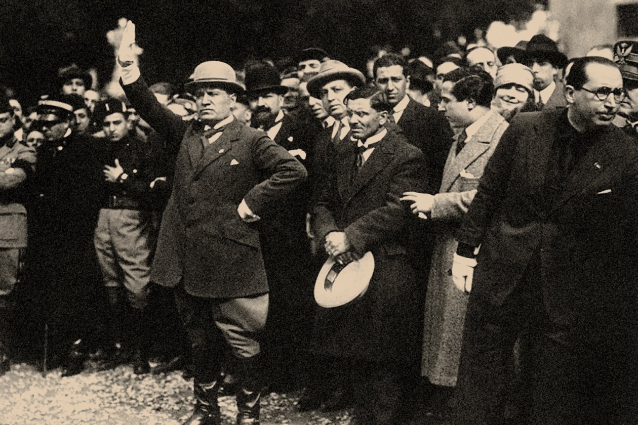 Benito Mussolini, a Fasiszta Párt tagjai között, röviddel a Rómáról szóló menet után. alkotó: Unbekannt