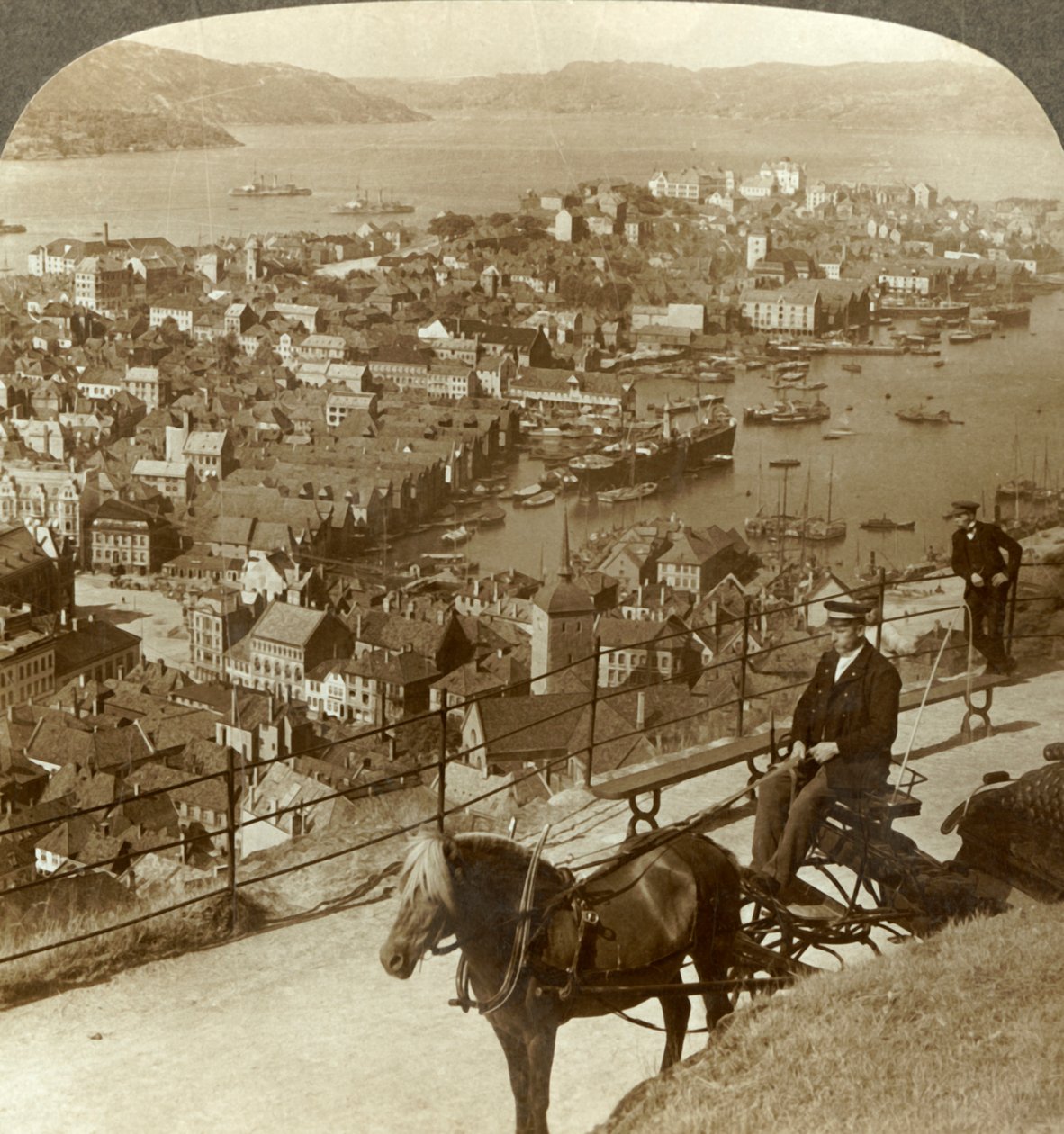 Bergen, a Floifjeldtől nyugatra, a kikötő jobb oldala és a távoli Puddefjord felett, Norvégia, 1905. alkotó: Unbekannt