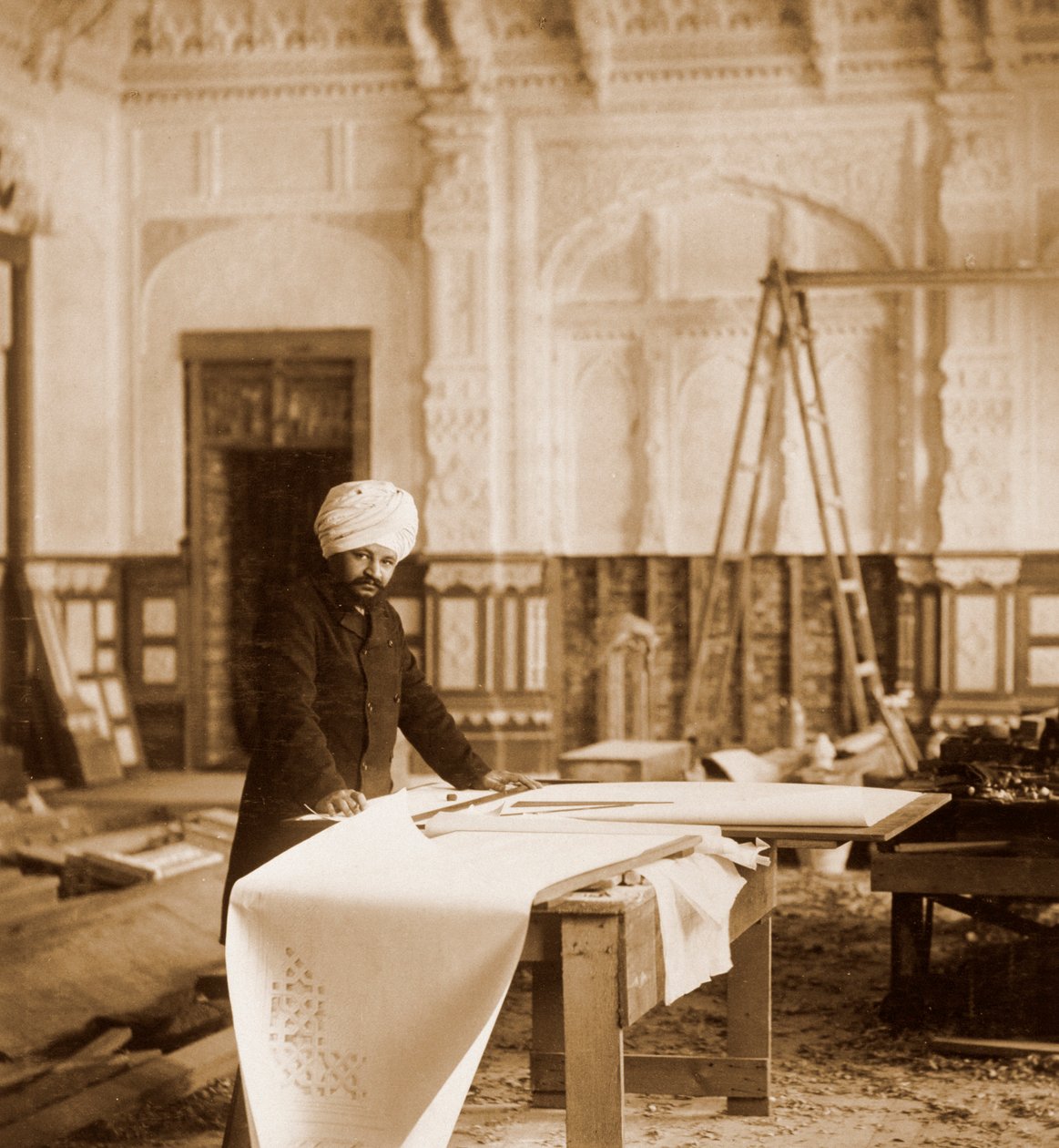 Bhai Ram Singh dolgozik az indiai szobában, Osborne House, Wight-sziget, 1892 alkotó: Unbekannt