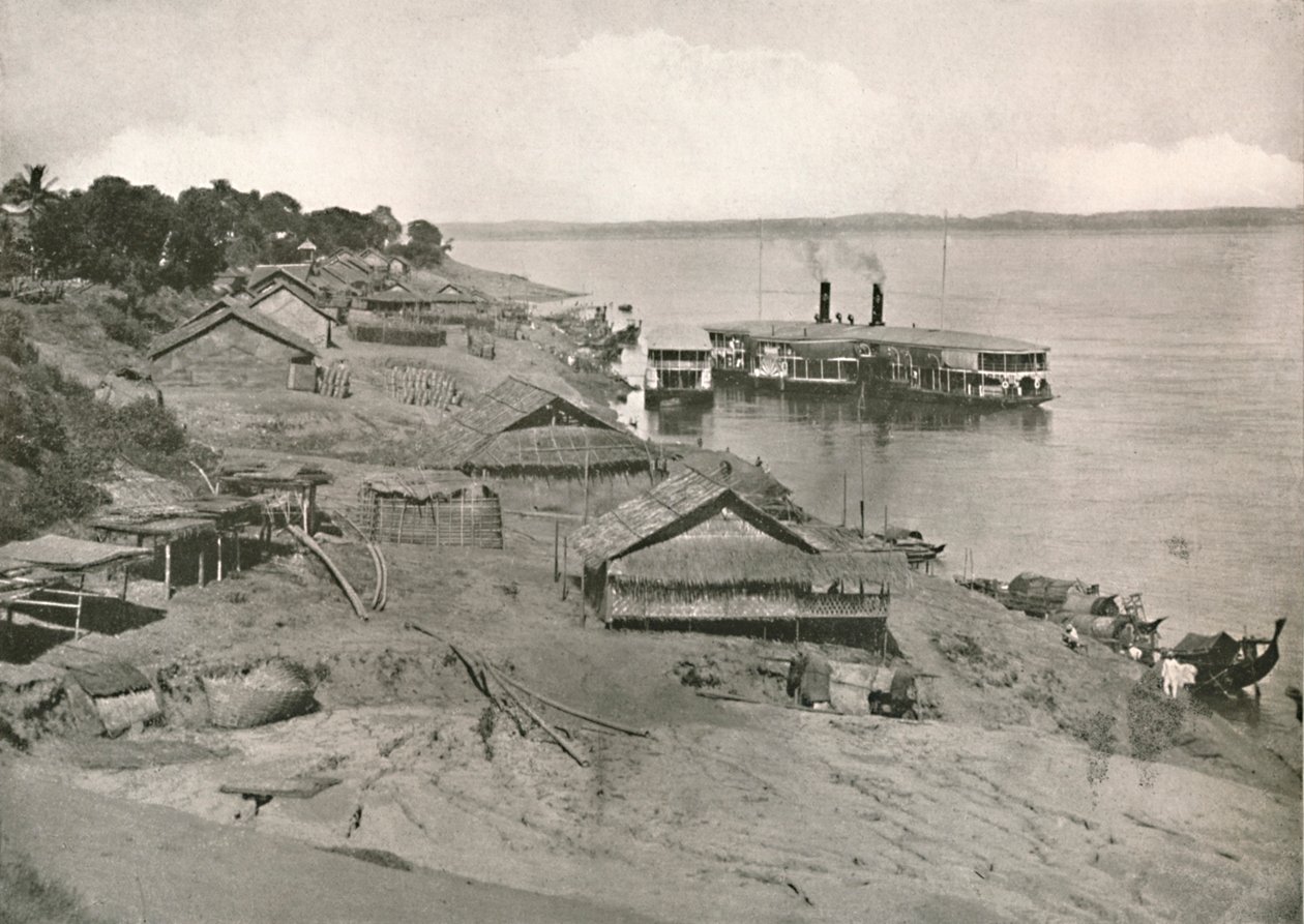 Bhamo – Irrawaddy Flotilla Mail Steamer at the Ghat, 1900. alkotó: Unbekannt