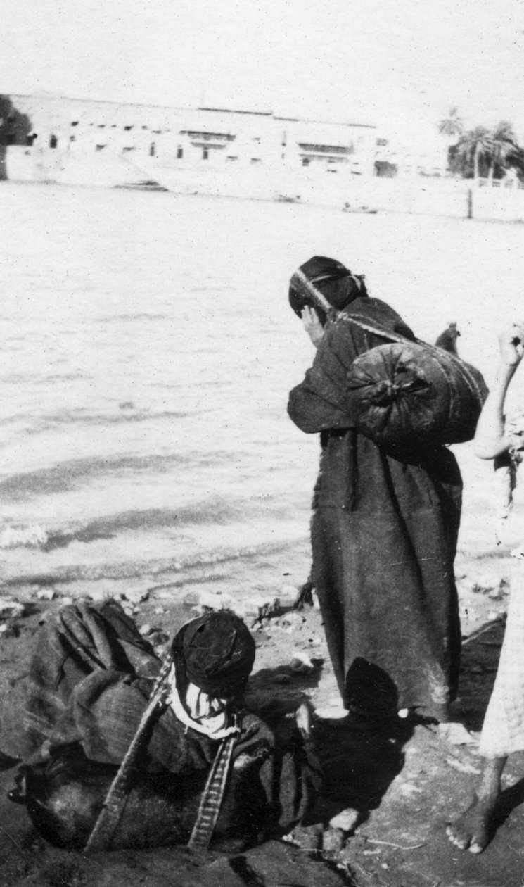 Bhistis vagy vízszállítók, Basra, Irak, 1917-1919 alkotó: Unbekannt