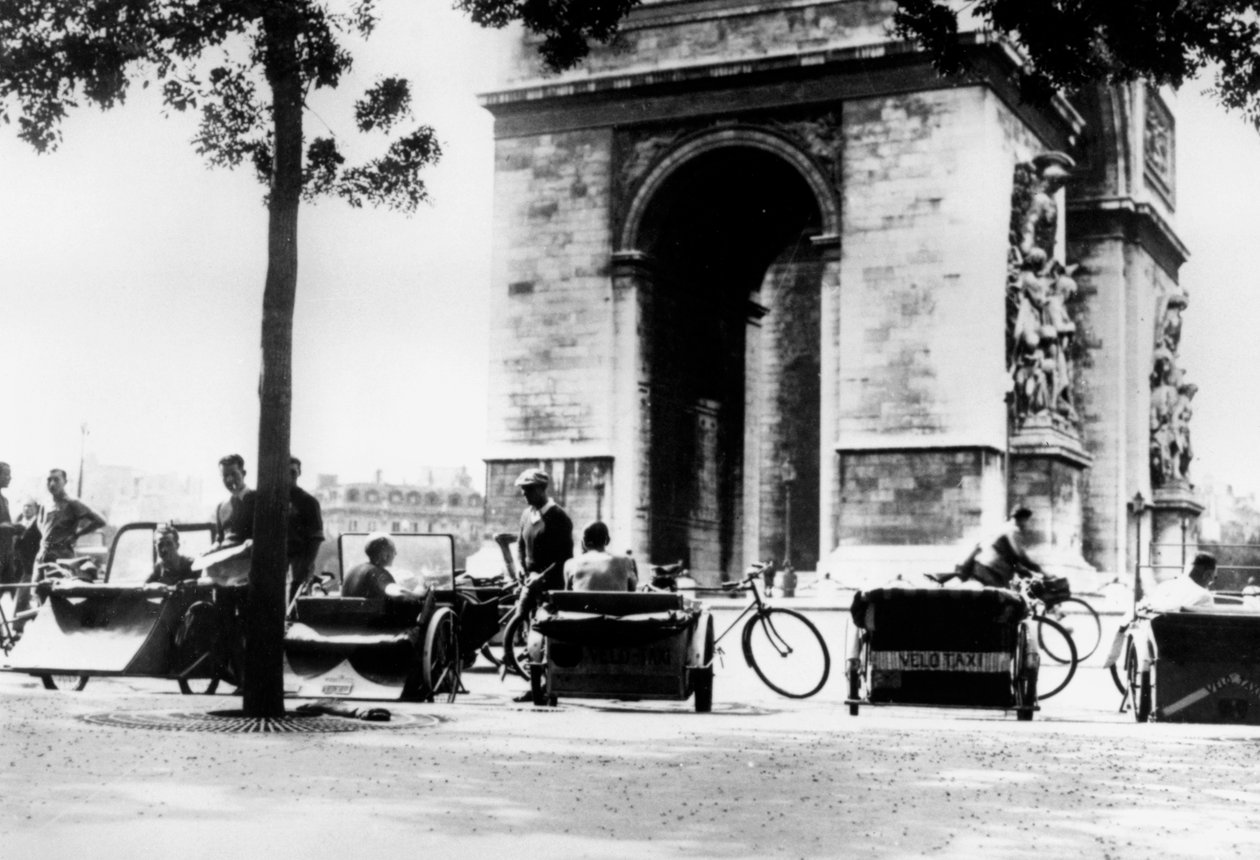 Kerékpár taxik a Place dEtoile-ban a Diadalív mellett, a németek által megszállt Párizs, 1943. augusztus alkotó: Unbekannt