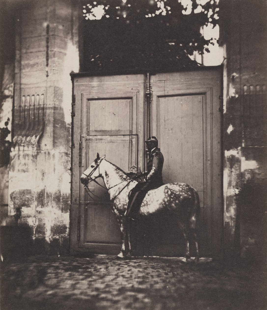 Fekete lovas egy ajtó előtt, c. 1855. alkotó: Unbekannt