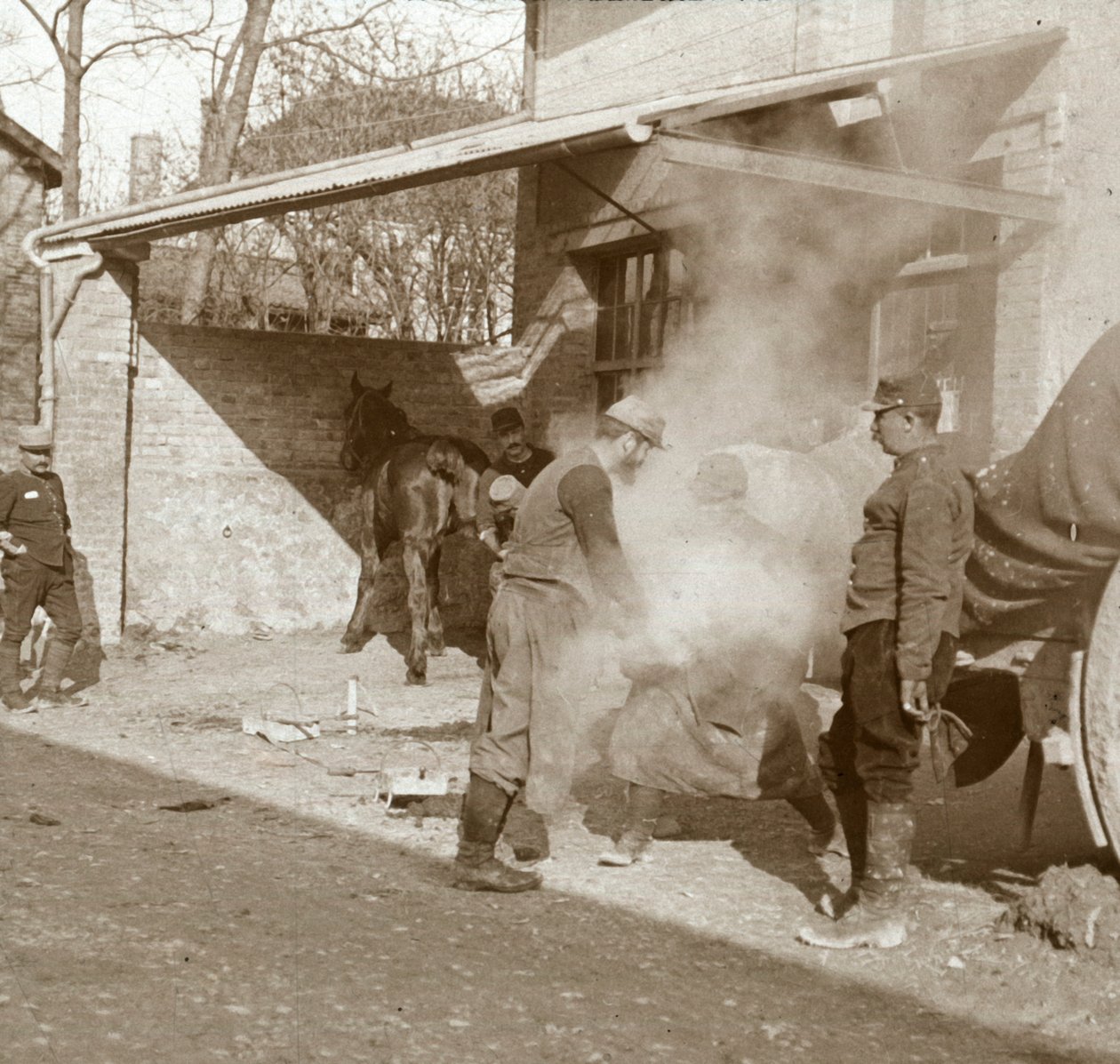 Kovács patkoló ló, Suippes, Észak-Franciaország, 1914-c1918 alkotó: Unbekannt