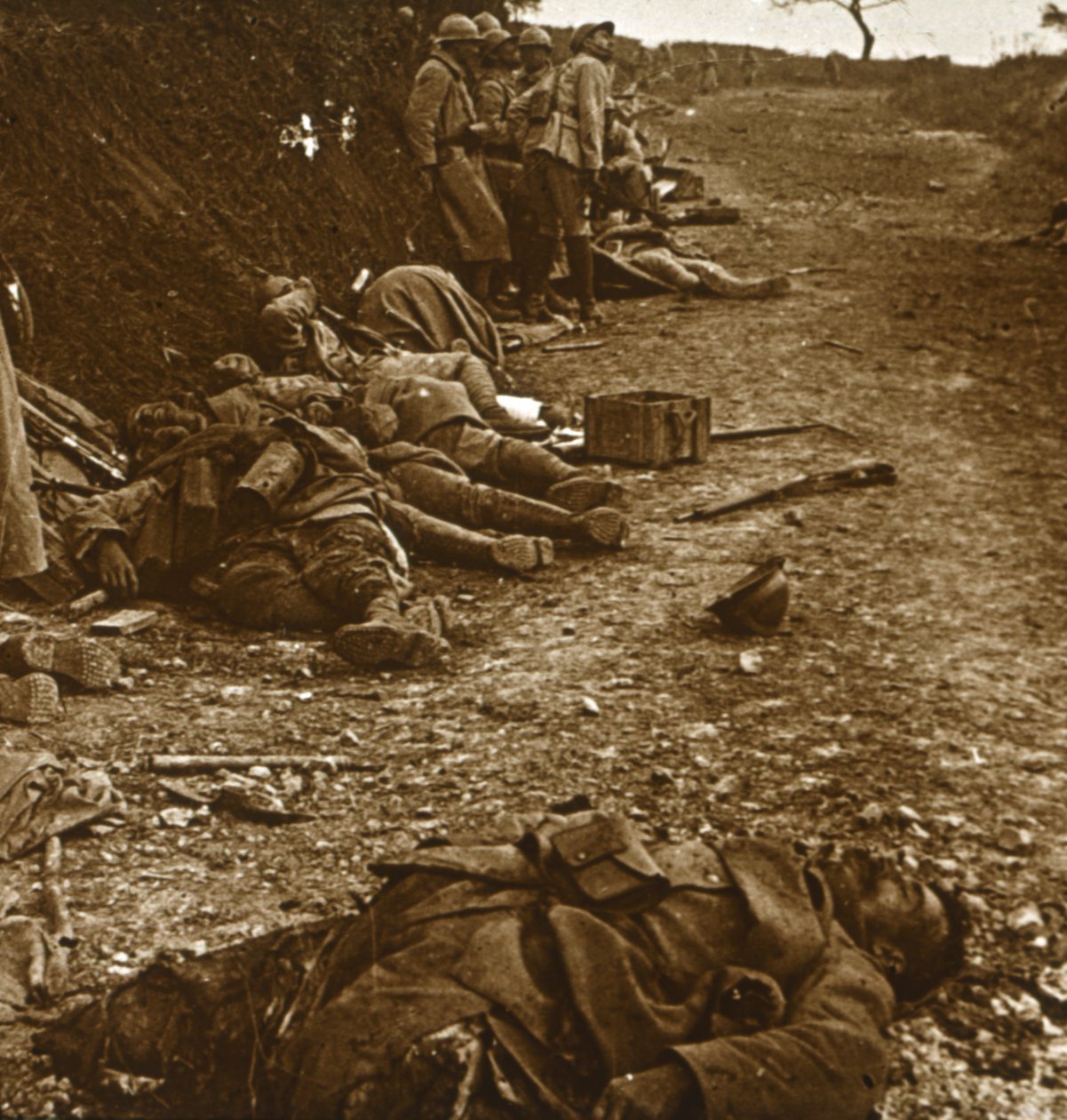 Holttestek Courcelles elfoglalása után, Észak-Franciaországban, 1918 alkotó: Unbekannt