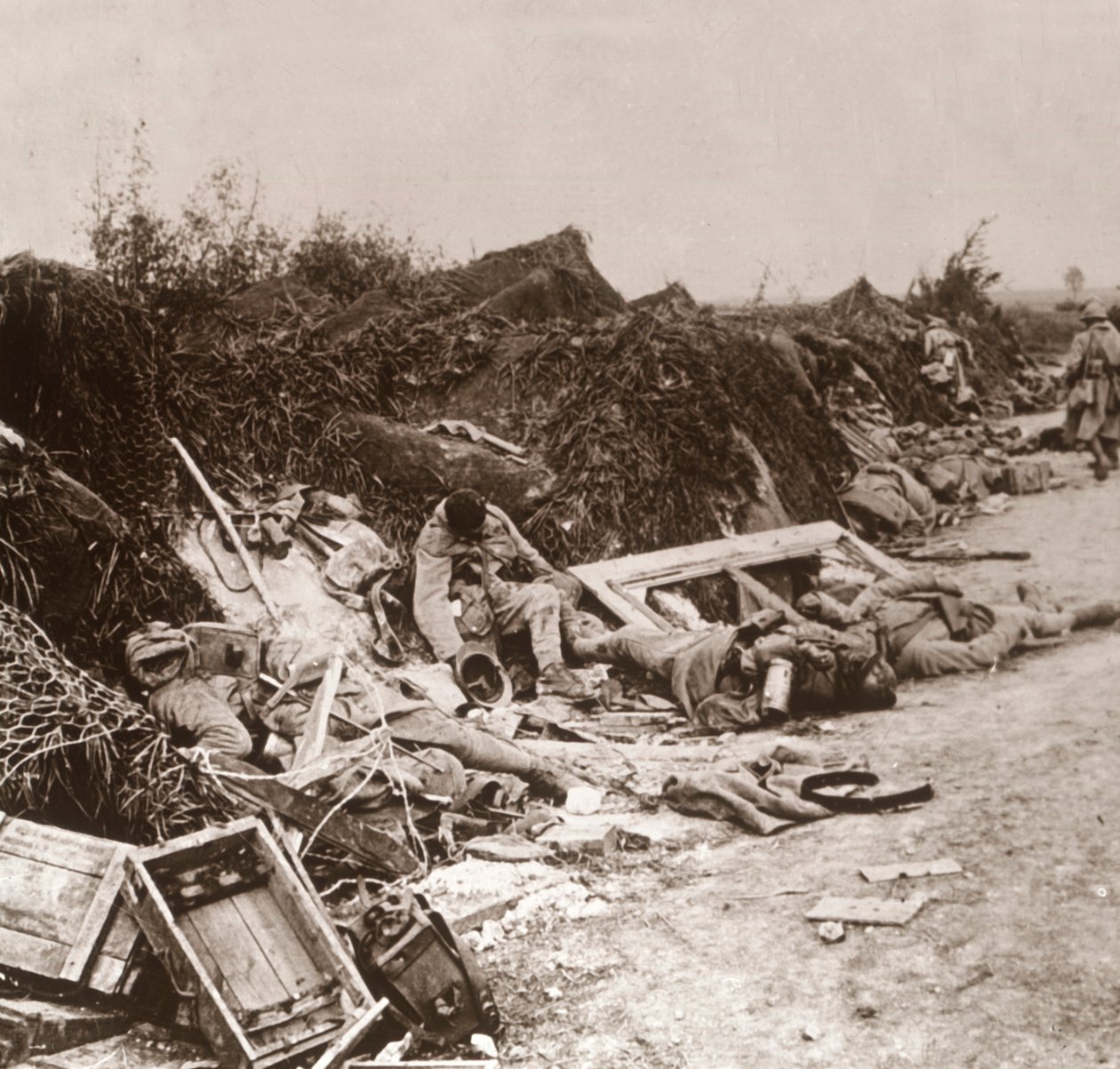 Holttestek az észak-franciaországi Courcelles elfoglalása után, 1918. június alkotó: Unbekannt