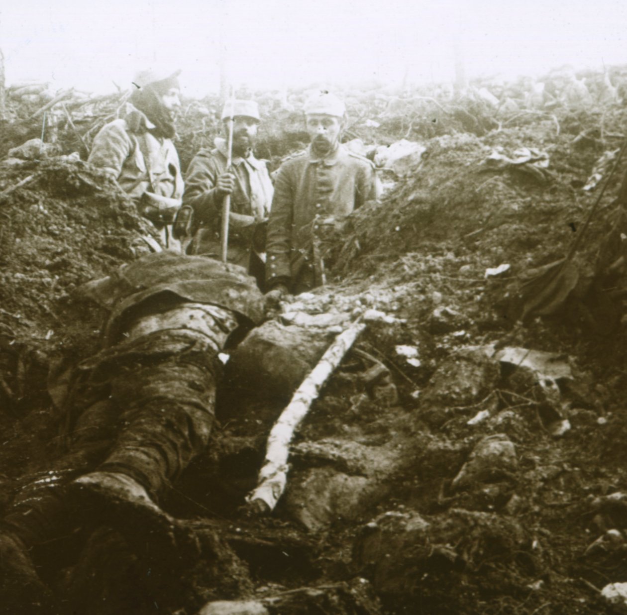 Holttestek és foglyok, Les Éparges, Észak-Franciaország, 1915. alkotó: Unbekannt