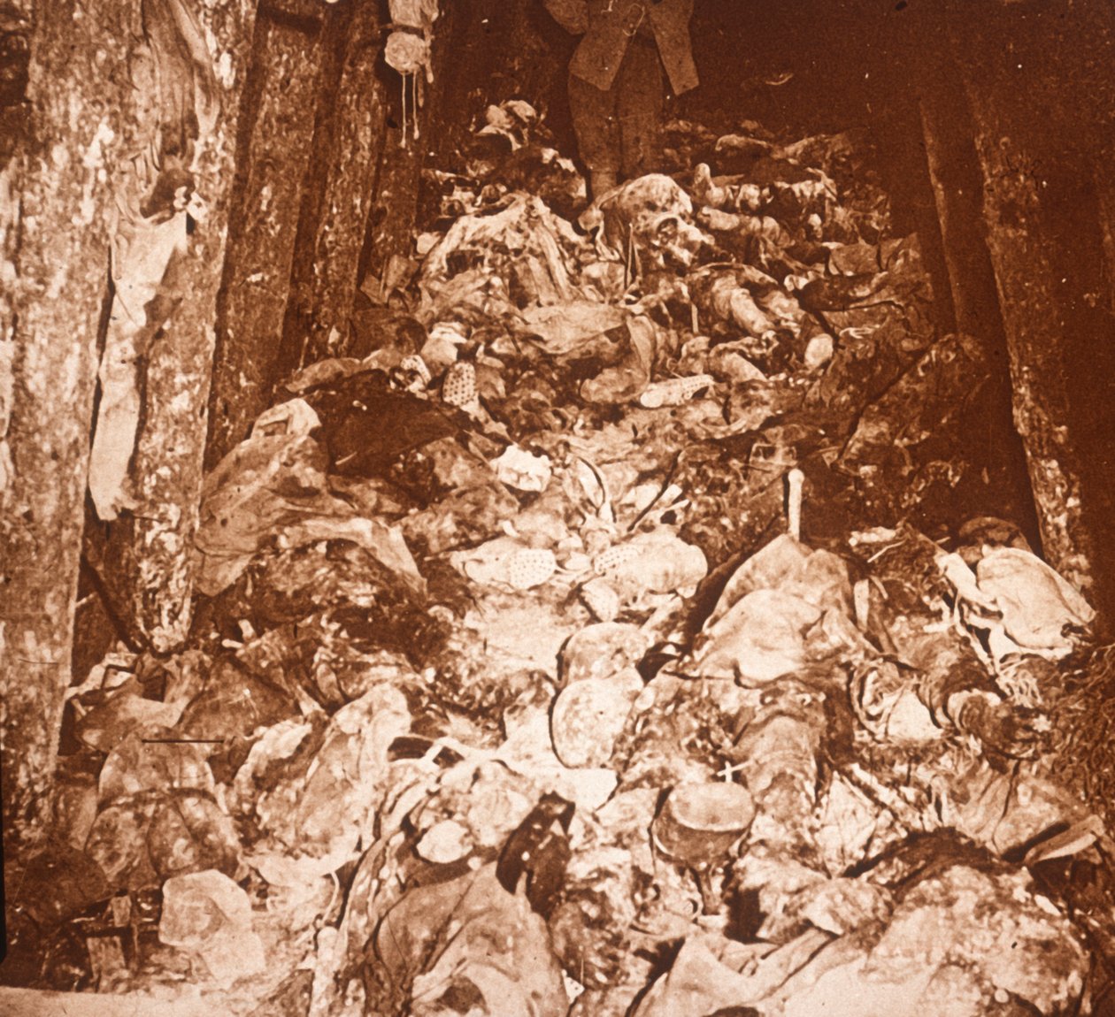 Holttestek a Cornillet-hegy alatti alagutakban, Champagne, Észak-Franciaország, 1917 alkotó: Unbekannt