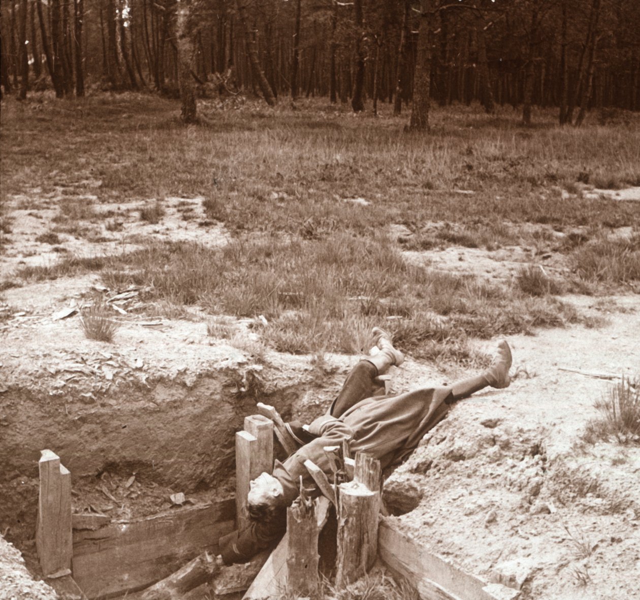 Halott katona teste, Argonne, Észak-Franciaország, 1914-c1918 alkotó: Unbekannt