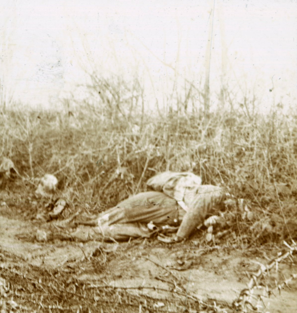 Halott katona holtteste, Château-Porcien, Észak-Franciaország, c1914-c1918 alkotó: Unbekannt