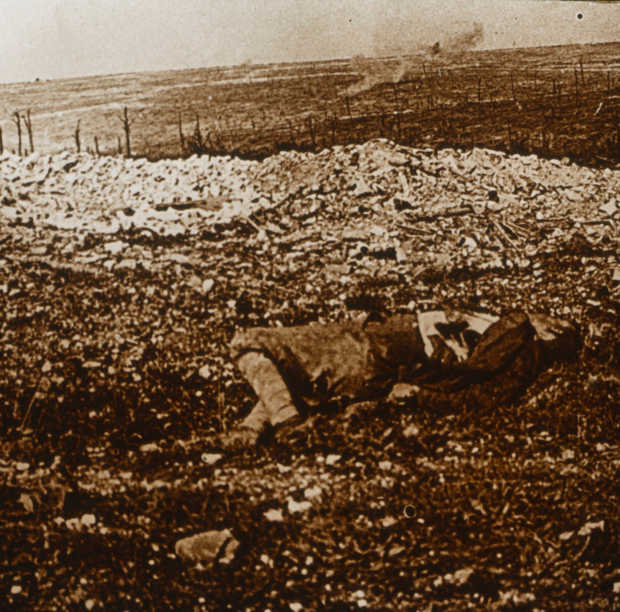 Holttest a távolban vízlépcsővel, c1914-c1918 alkotó: Unbekannt