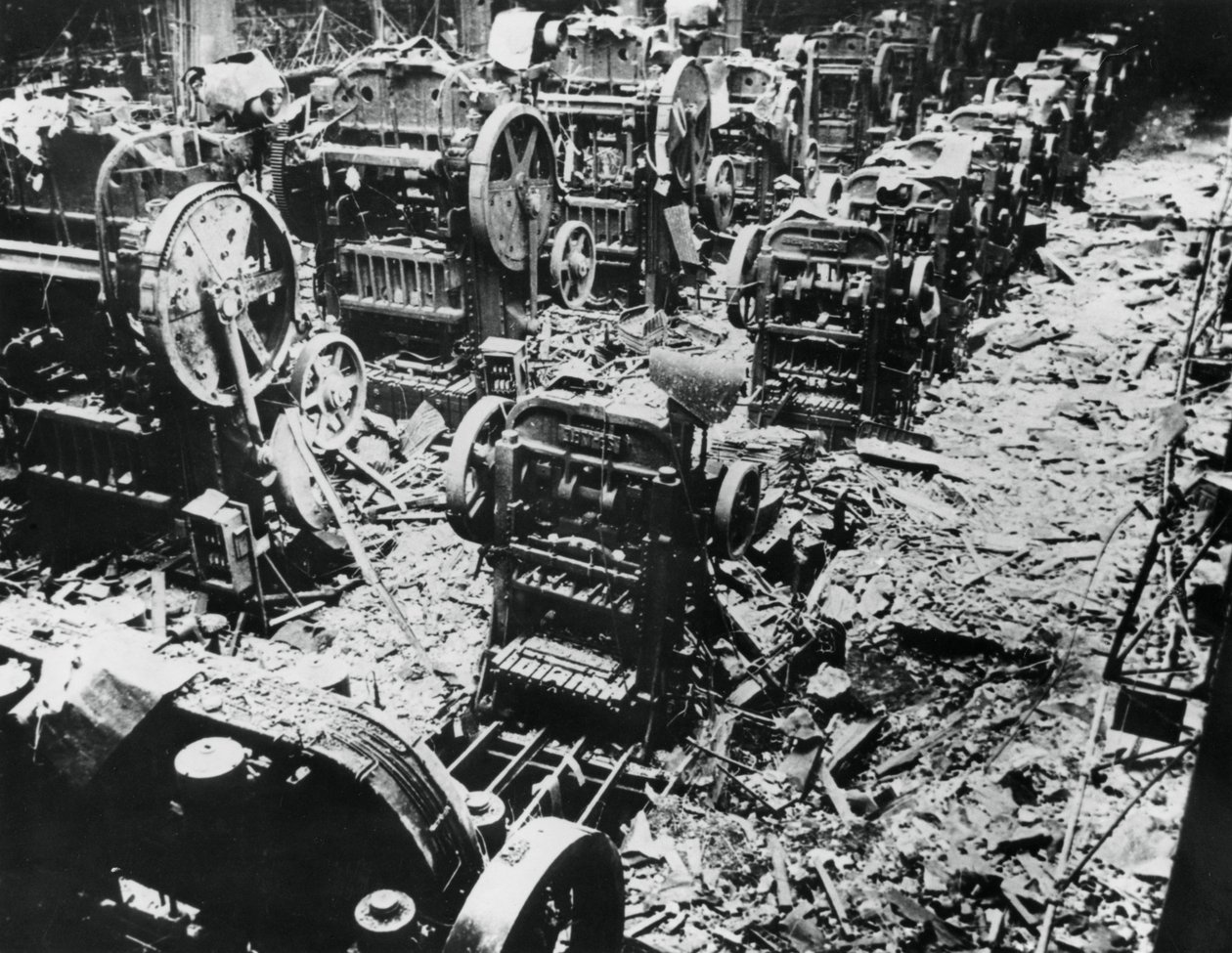 Bombasérülés egy Renault gyárban, Sevres, Párizs, 1943. április 4 alkotó: Unbekannt