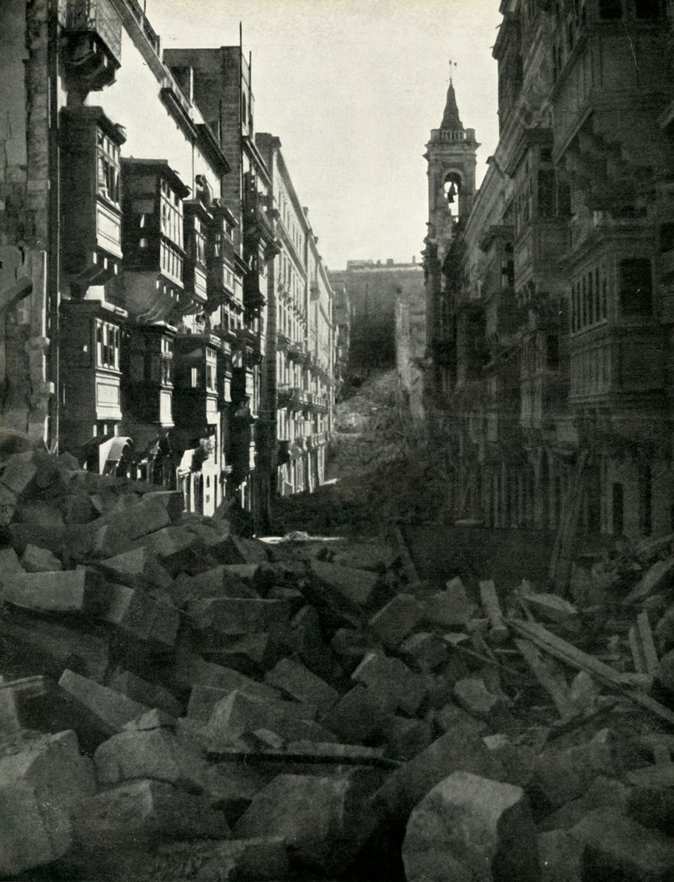 Bombakár egy máltai utcában, második világháború, 1942, 1944. alkotó: Unbekannt