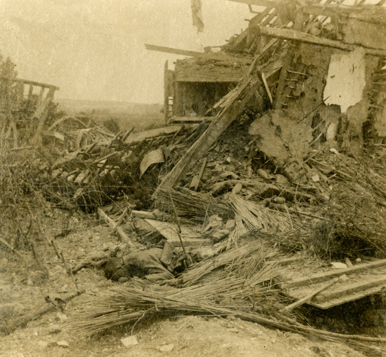 Lebombázott épület, halott katona holtteste az előtérben, 1916 alkotó: Unbekannt