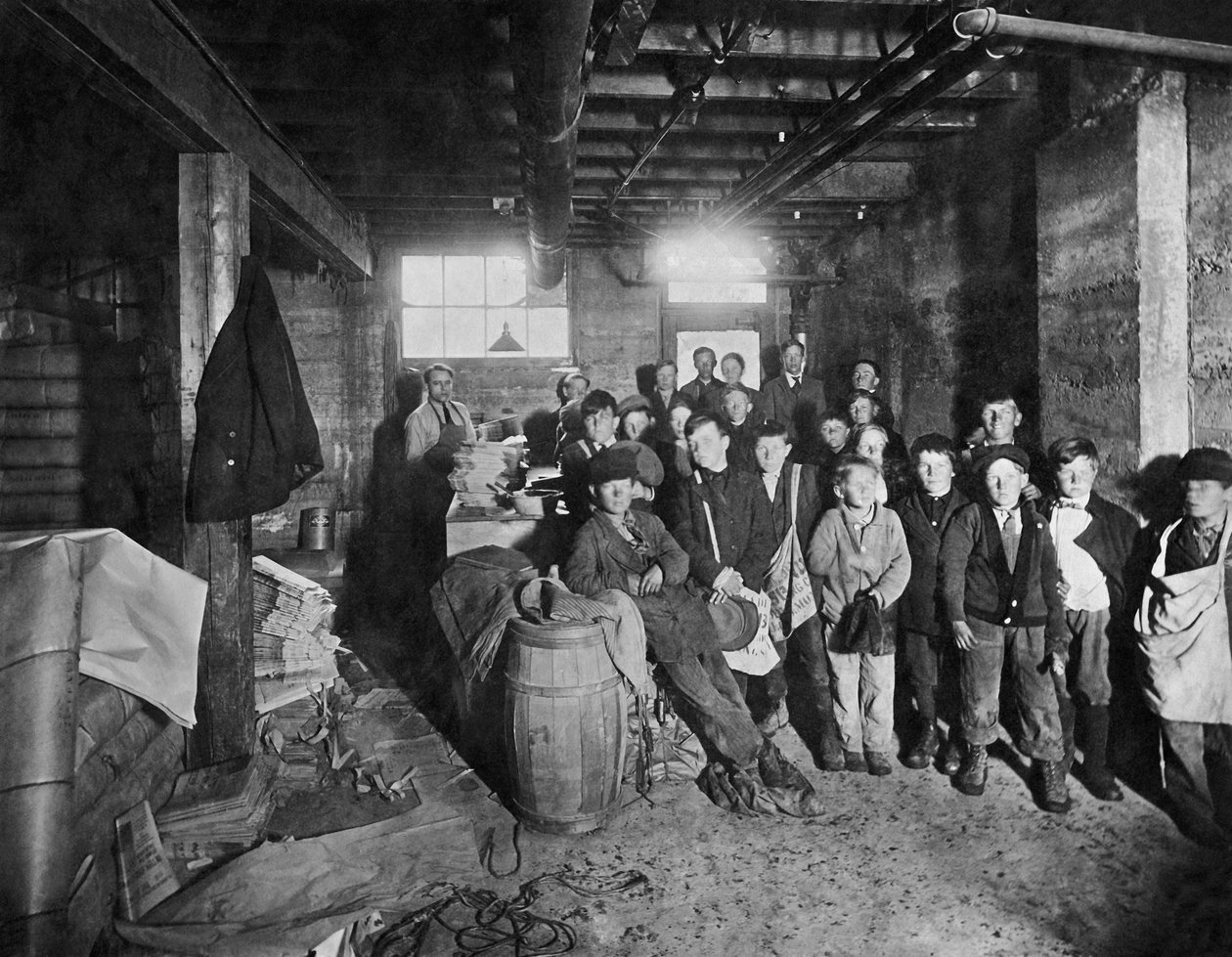 Fiúk felveszik az eladásra szánt papírokat, Egyesült Államok, 1919 körül (f/w fotó) alkotó: Unbekannt