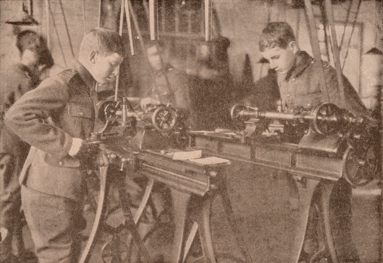 A Bradfield College fiúi kagylóalkatrészeket készítenek, Berkshire, 1916, 1928 alkotó: Unbekannt