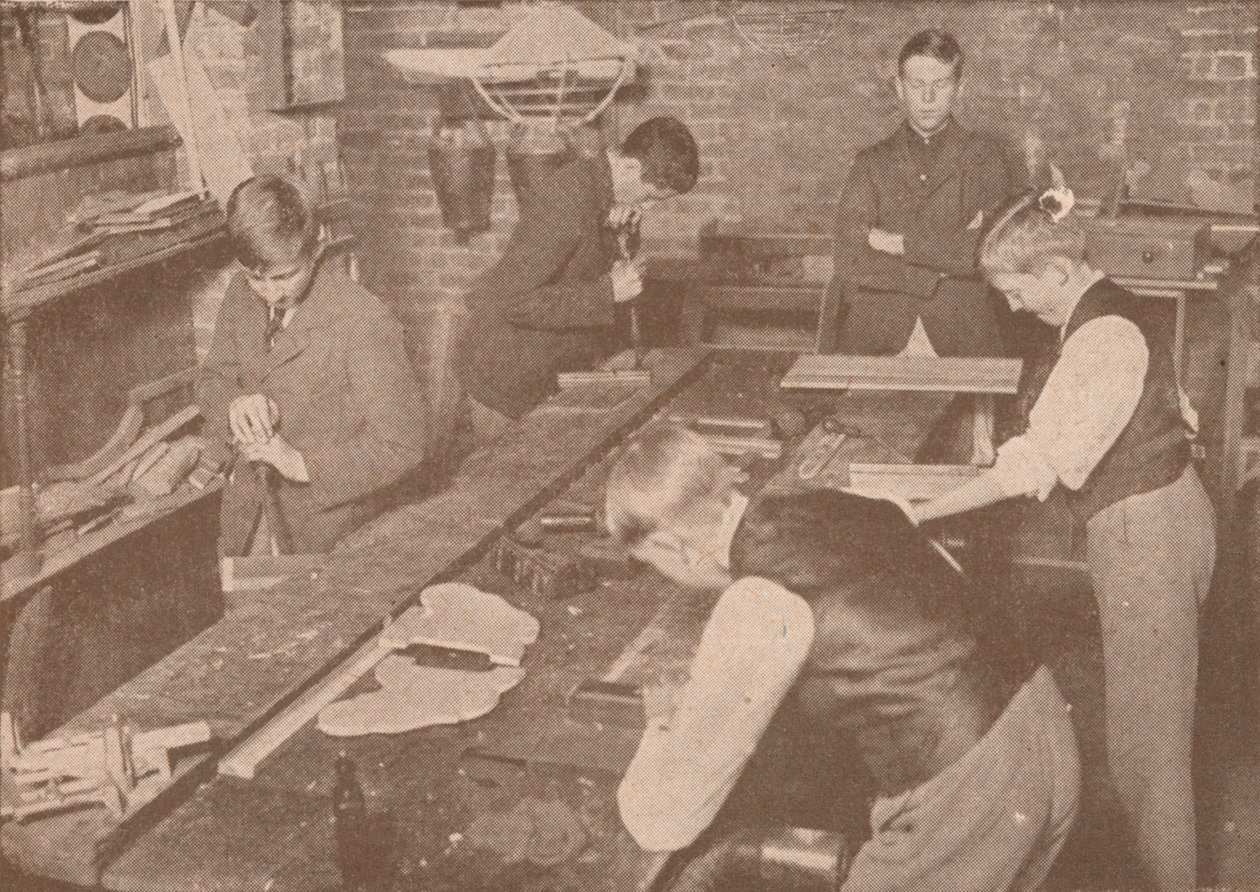 A Harrow School fiúi síneket, mankókat és egyéb cikkeket készítenek a sebesültek számára, c1916 1928 alkotó: Unbekannt