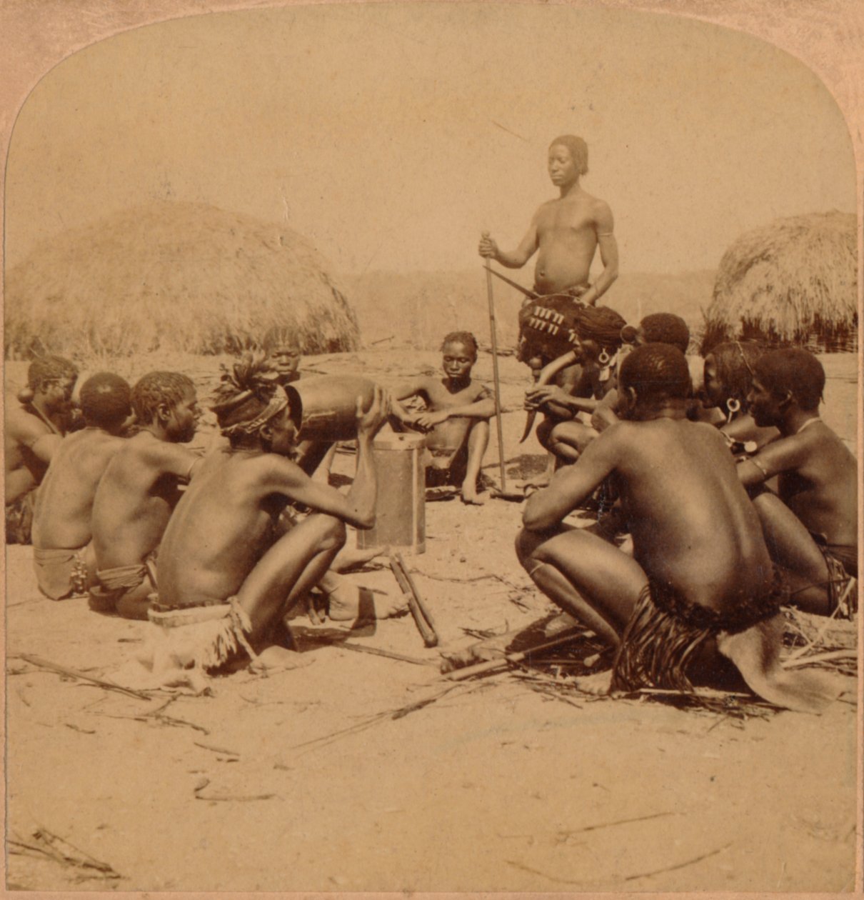 Egy zulu falu bátorai, akik tanácsot tartanak, az Umlaloose folyó közelében, Zululand, S.A., 1901 alkotó: Unbekannt