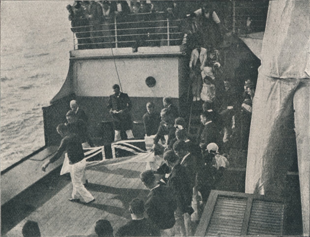 Bringing the Body on Deck, c1900, 1910 alkotó: Unbekannt