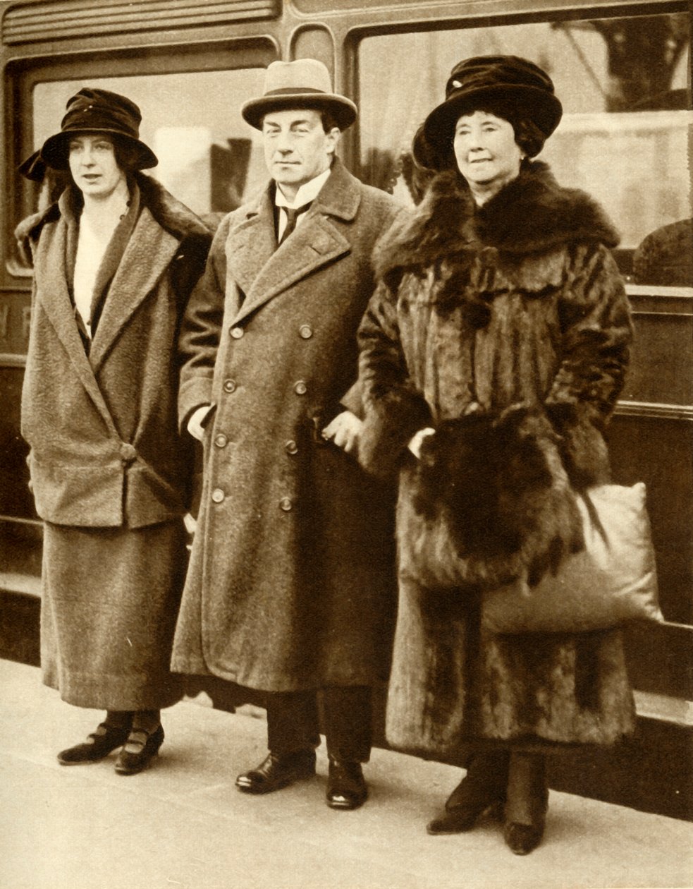 Stanley Baldwin brit miniszterelnök feleségével és lányával, London, 1923. január 27., 1935. alkotó: Unbekannt