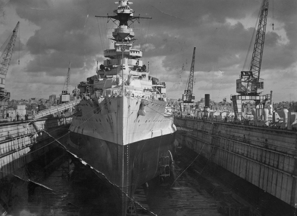 Brit csatahajó HMS Malaya egy úszó dokkban, Málta, 1937 alkotó: Unbekannt