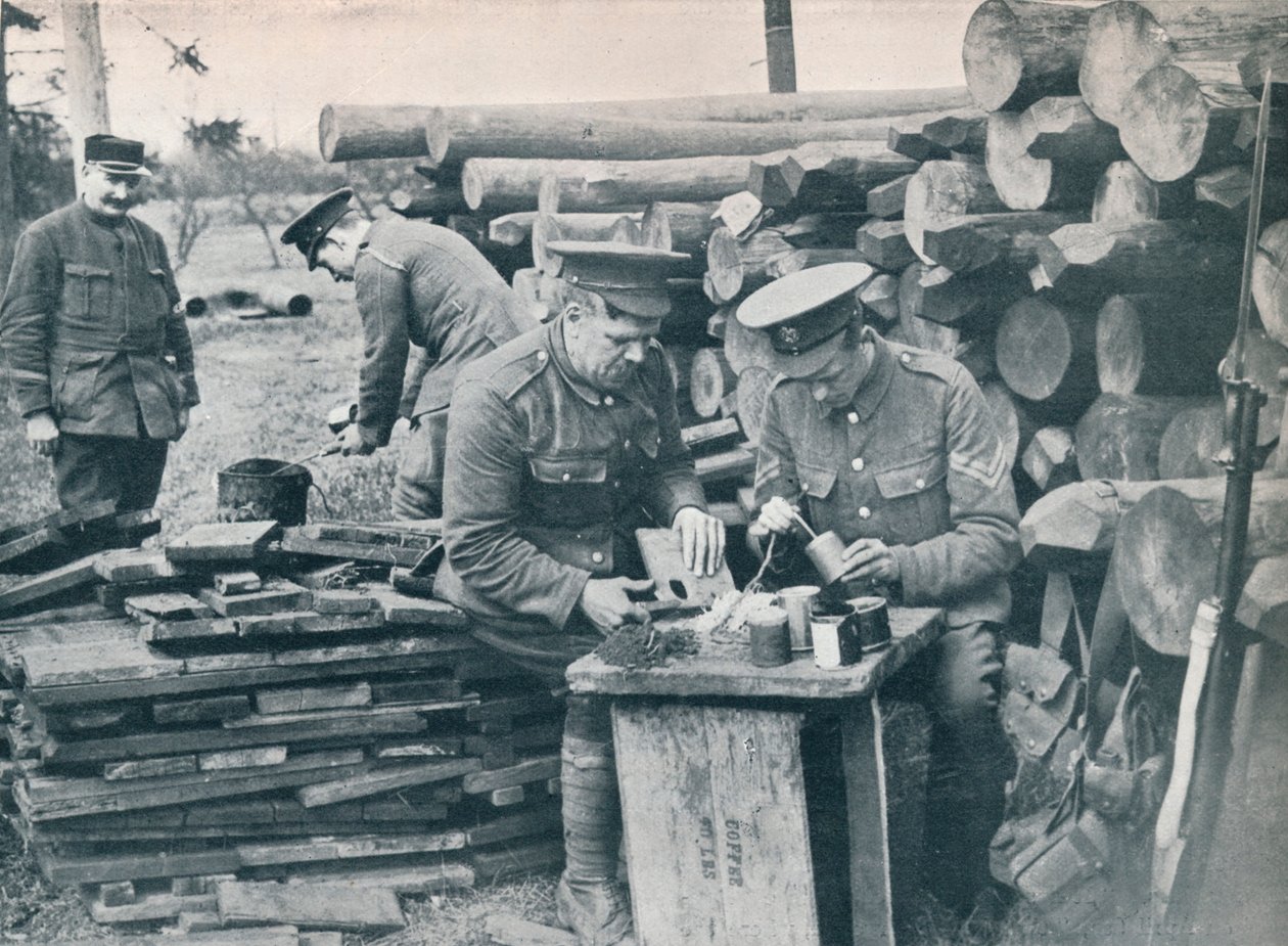 Brit mérnökök az Expedíciós Erővel dohánykonzervdobozokból kézigránátokat készítenek, c1914 alkotó: Unbekannt