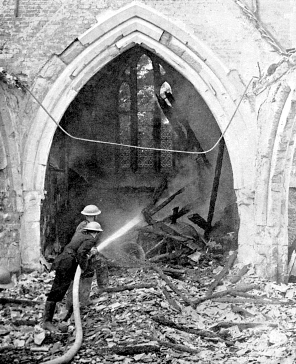 Brit tűzoltók leromboltak egy lebombázott templomot, második világháború, 1940. június alkotó: Unbekannt