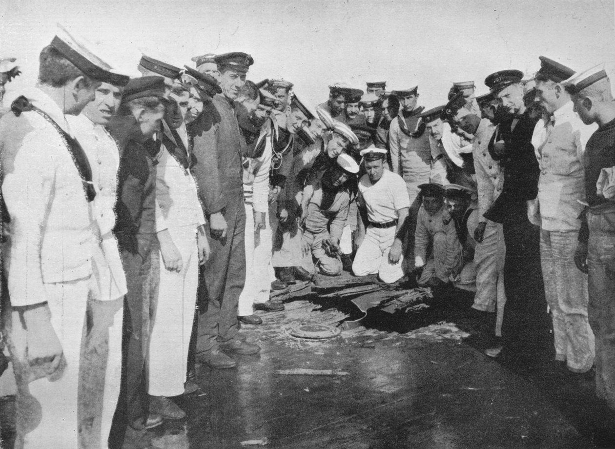 Brit tengerészek megkerülnek egy lyukat a hajójuk fedélzetén, 1915 alkotó: Unbekannt
